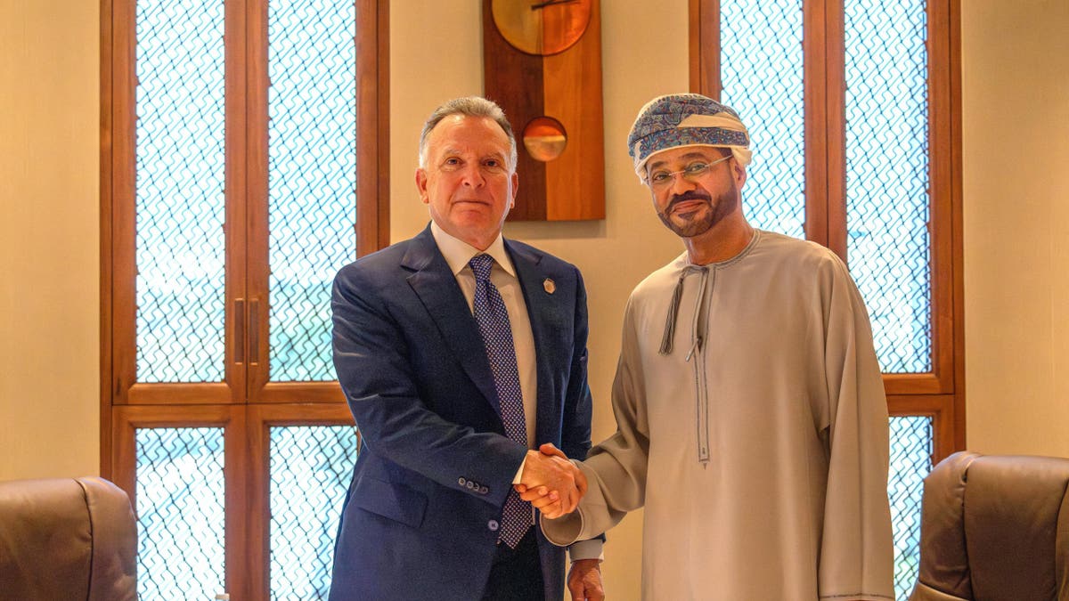 Američki specijalni izaslanik na Bliski Istok Steve Witkoff, lijevo, rukuje se s omanskim ministrom vanjskih poslova Sayyidom Badr Albusaidi u Muskatu, Oman, 12. travnja 2025. godine.