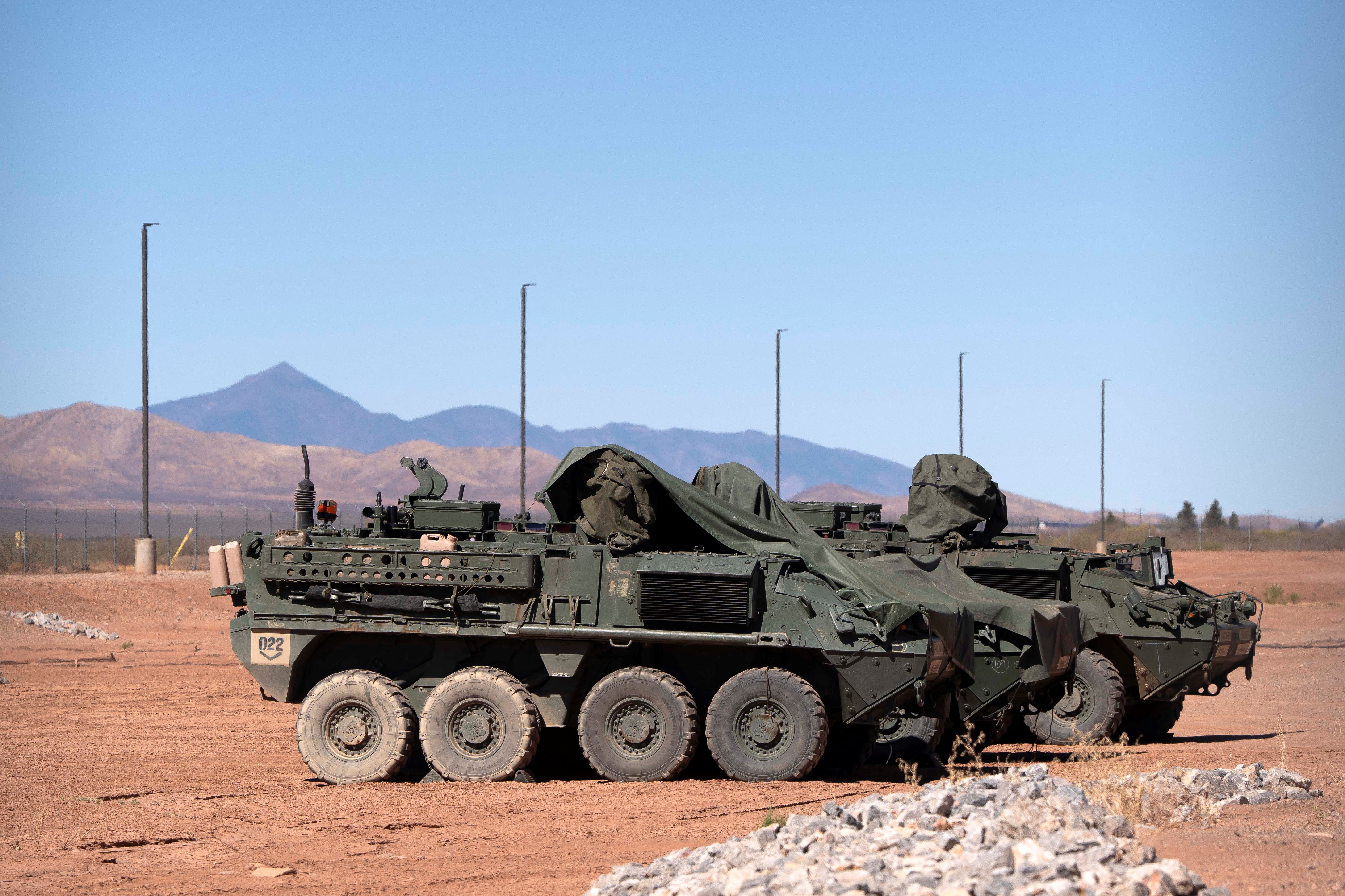 Vojna vozila američke vojske Stryker sjede u ograđenom području u američkom objektu za zaštitu od carina i granice u Douglasu u Arizoni