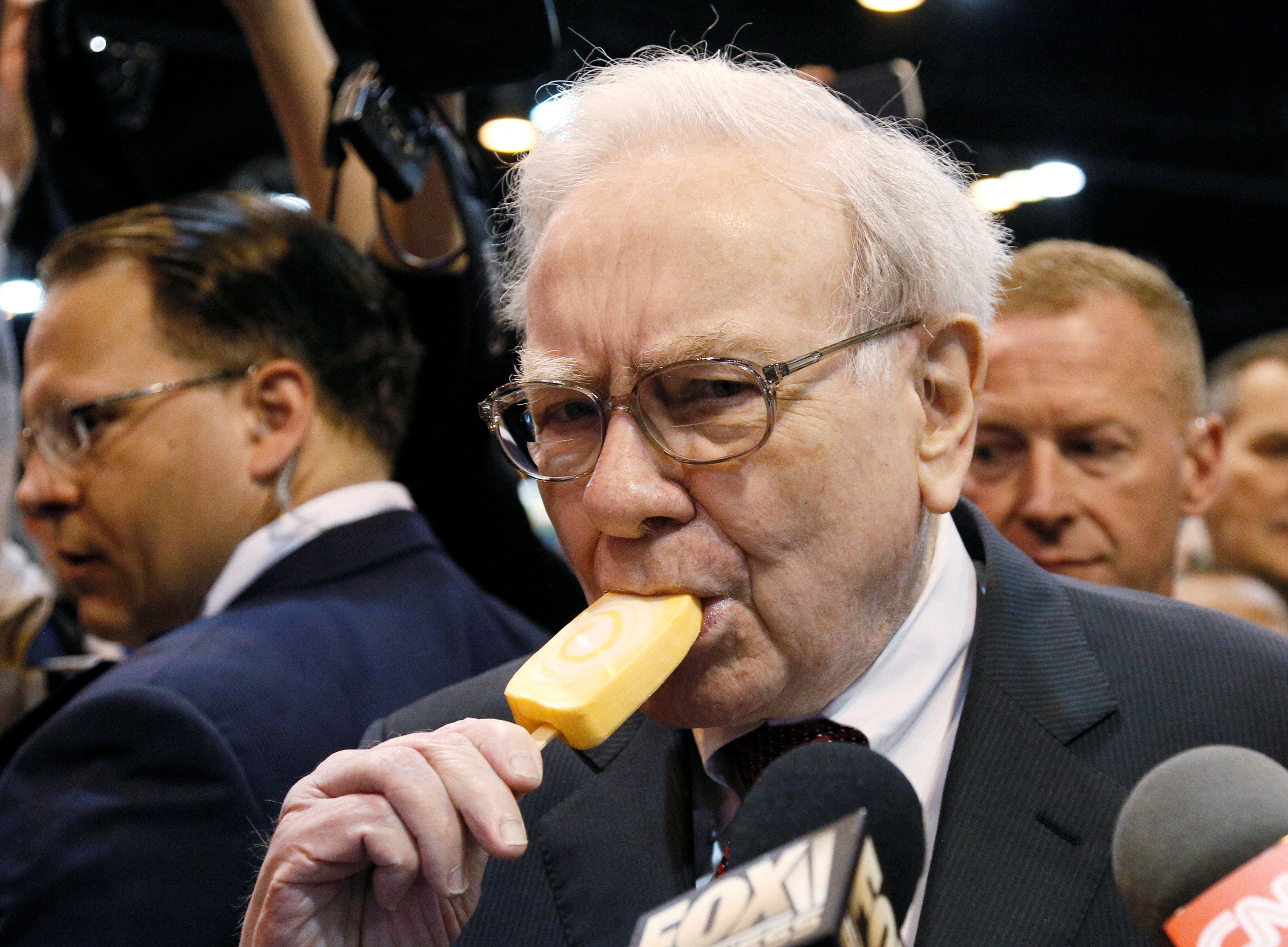 Ulagač milijardera Warren Buffett - koji će u kolovozu navršiti 95 godina - najavio je Abela kao čovjeka da preuzme svoj ulagački juggernaut još u svibnju 2021