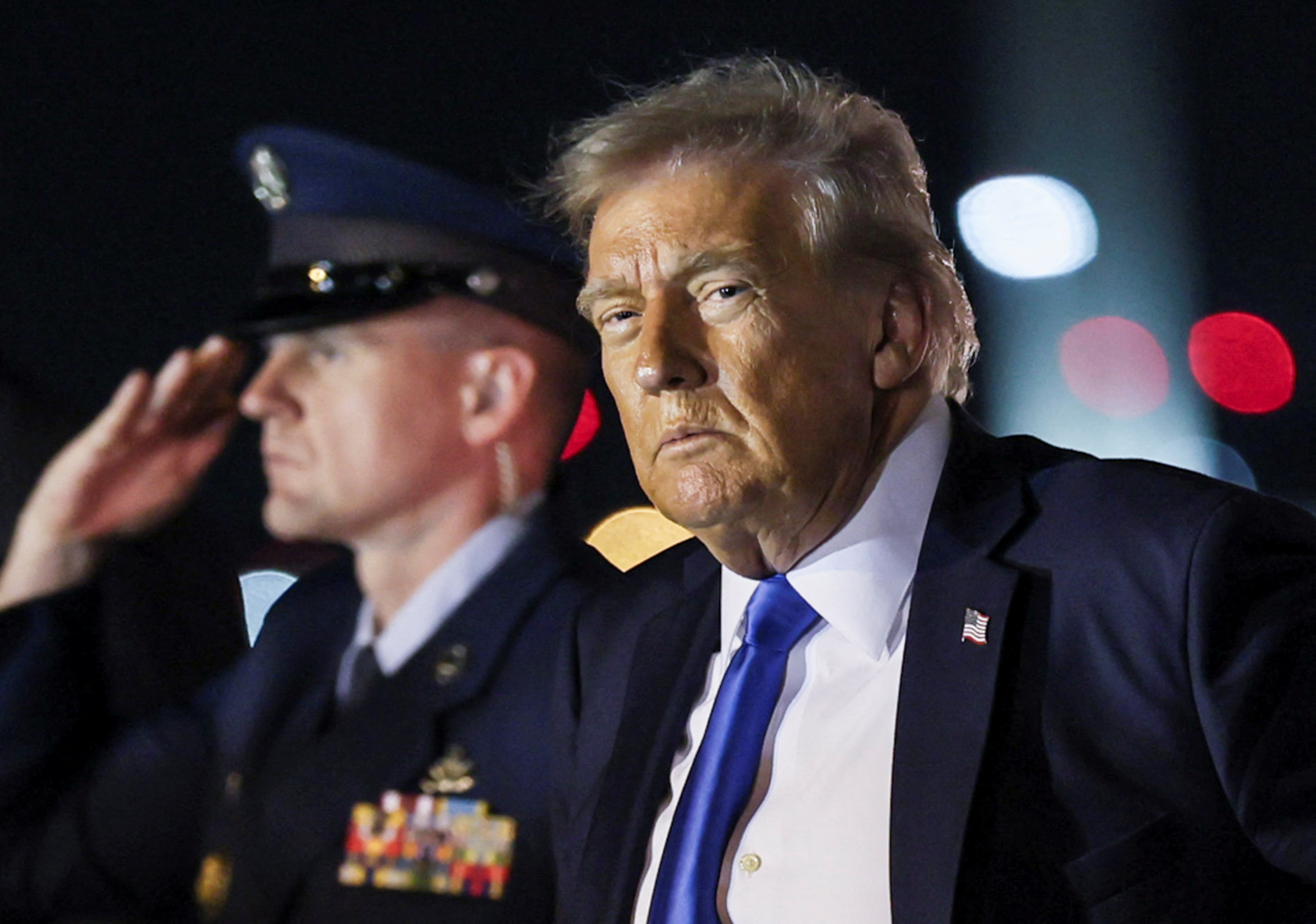 Američki predsjednik Donald Trump gleda nakon što se iskrcao iz zrakoplovstva One na međunarodnoj zračnoj luci Palm Beach, West Palm Beach, Florida, SAD 1. svibnja 2025. Reuters/Leah Millis