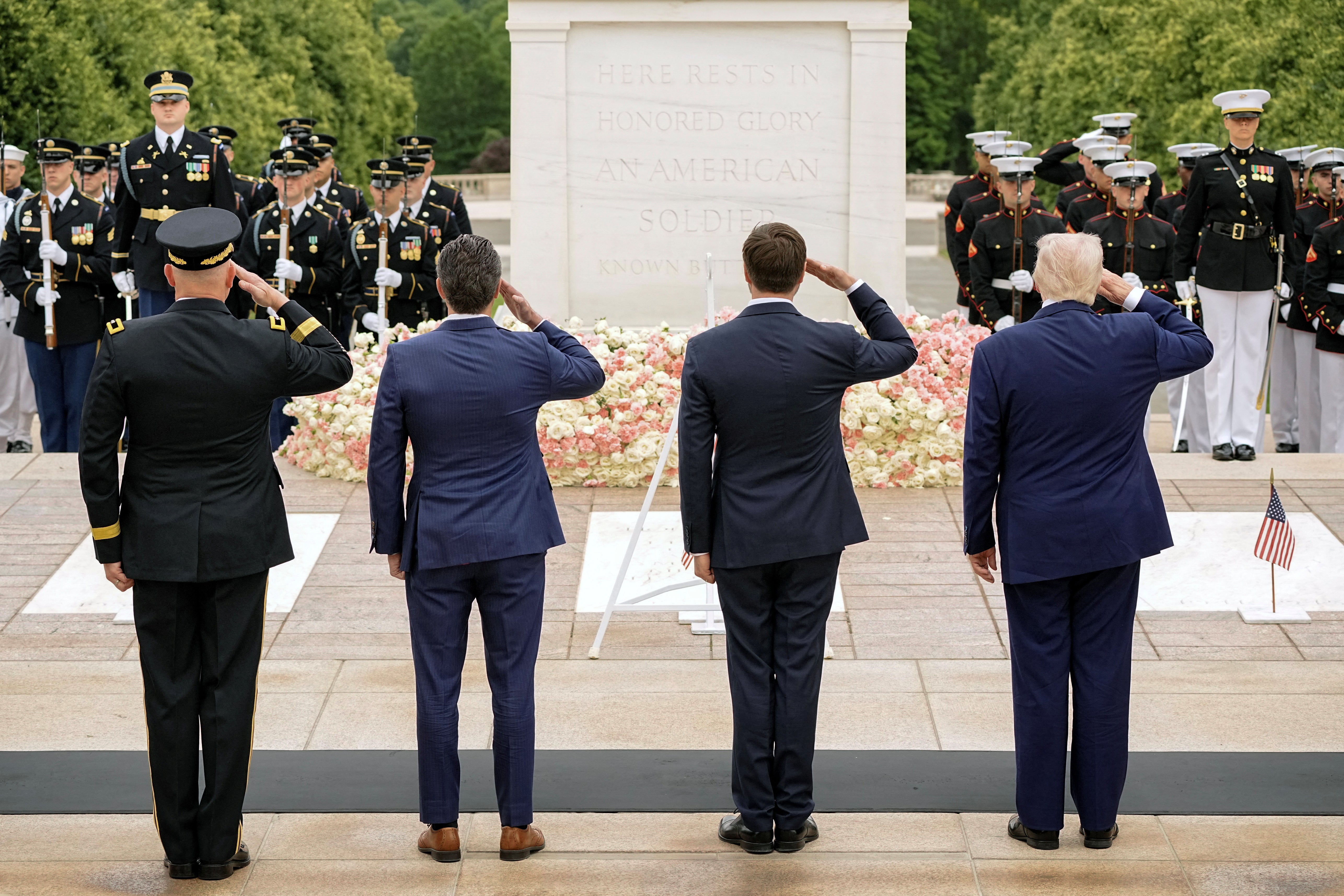 Američki predsjednik Donald Trump i ministar obrane Pete Hegseth Salute od strane grobnice nepoznatog vojnika, tijekom ceremonija u znak sjećanja na Odmor za Dan sjećanja, na Nacionalnom groblju Arlington u Arlingtonu, Virginia, SAD, 26. svibnja, 2025. Reuters/Ken Cedeno