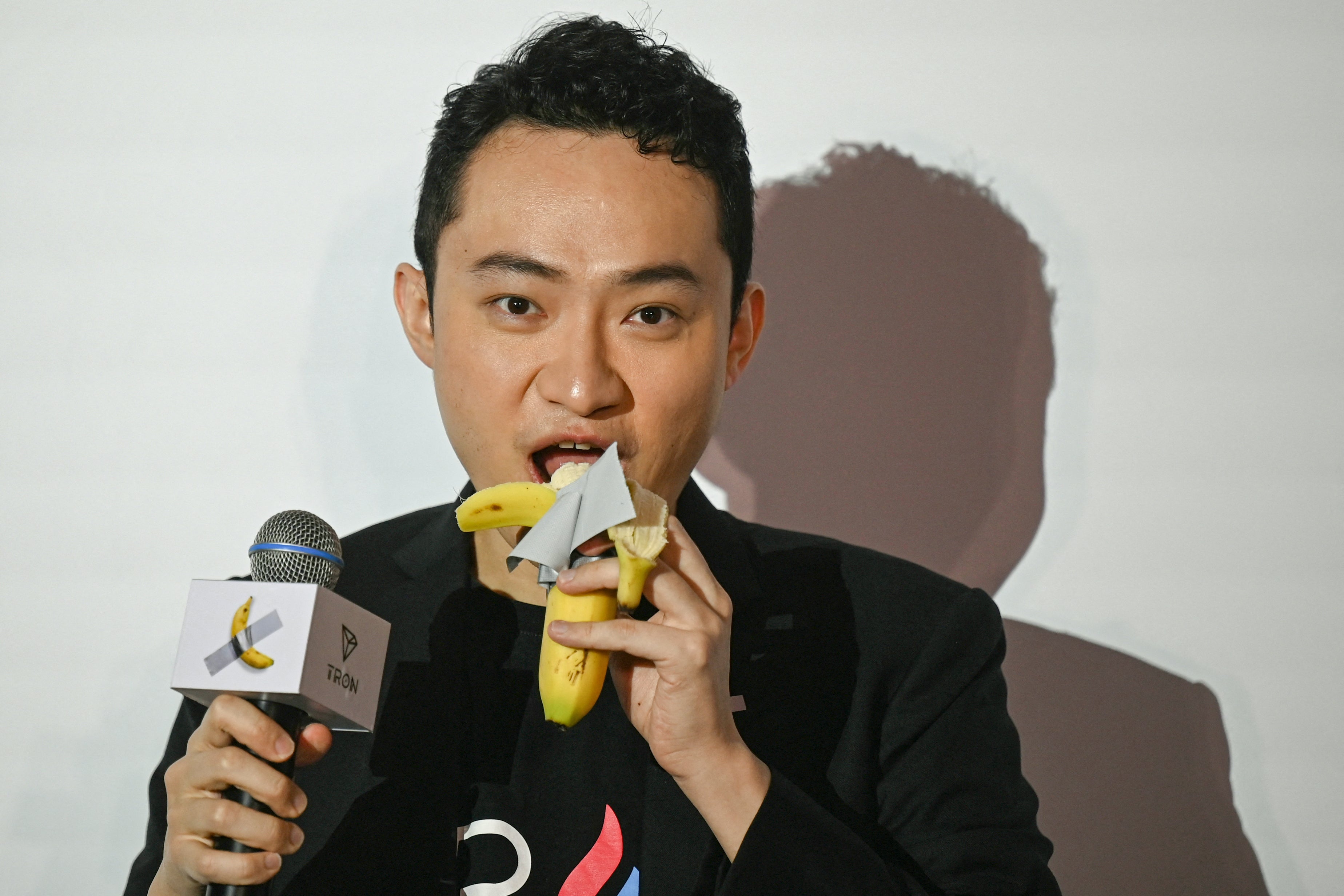 Justin Sun, kineski kripto-milijarder koji je jednom kupio bananu od umjetničkog komada za 6,2 milijuna dolara, a zatim je pojeo, na vrhu je vodeće ploče na predsjednikovoj meme kovanici.