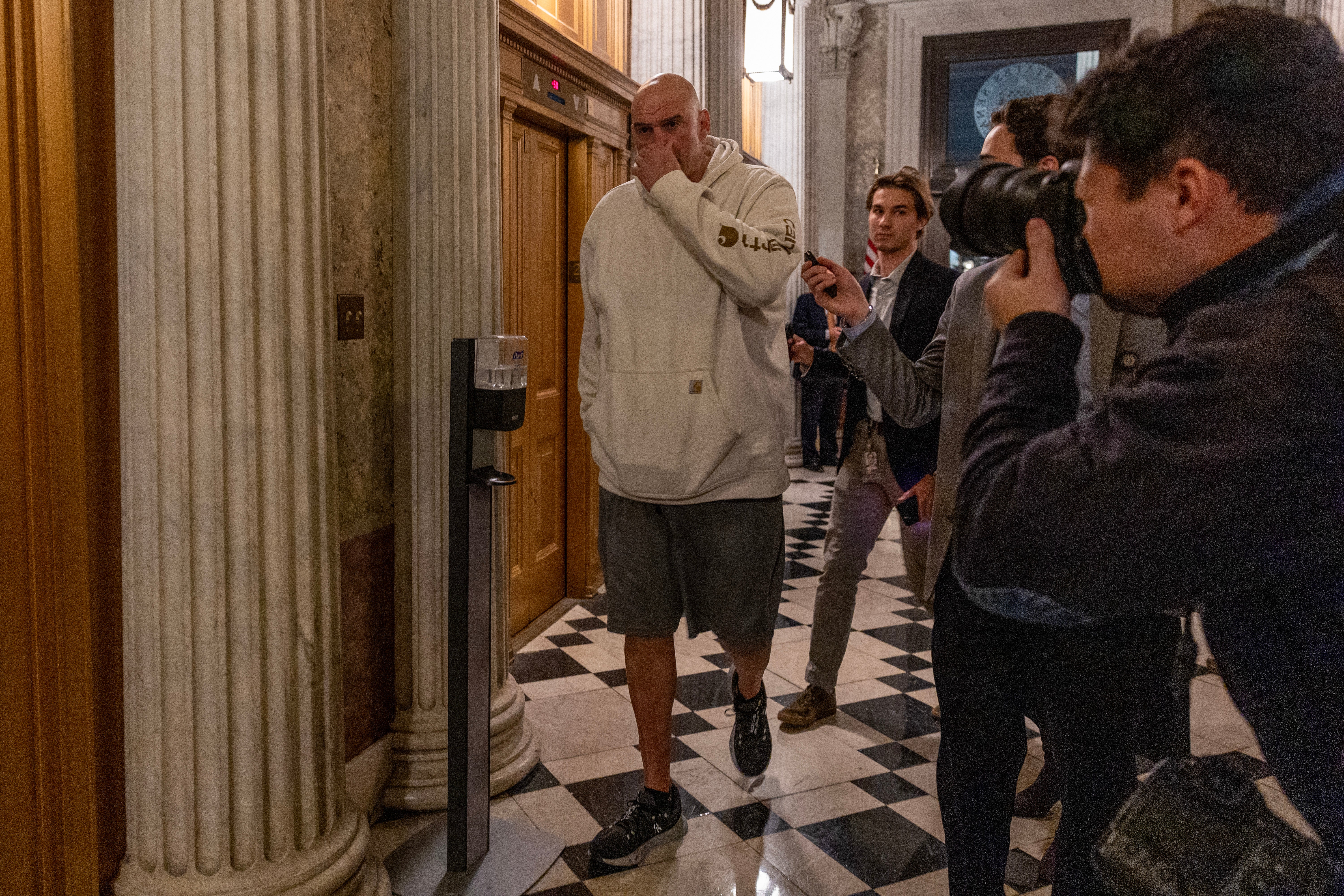 Fetterman se često bavi novinarima na brdu Capitol