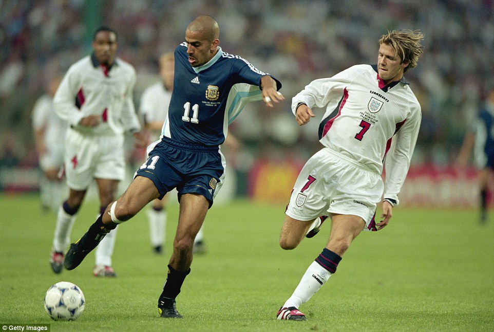 Beckham tracks Argentina midfielder Juan Sebastian Veron during the second round World Cup match in 1998