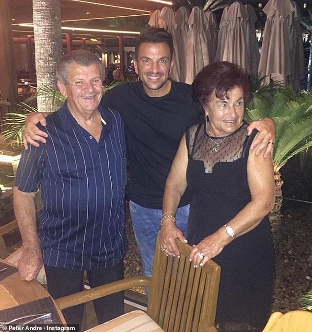 Pjevačica je rođena u Londonu od roditelja Grk-CyPriot (na slici) prije nego što je emigrirao ispod šest godina