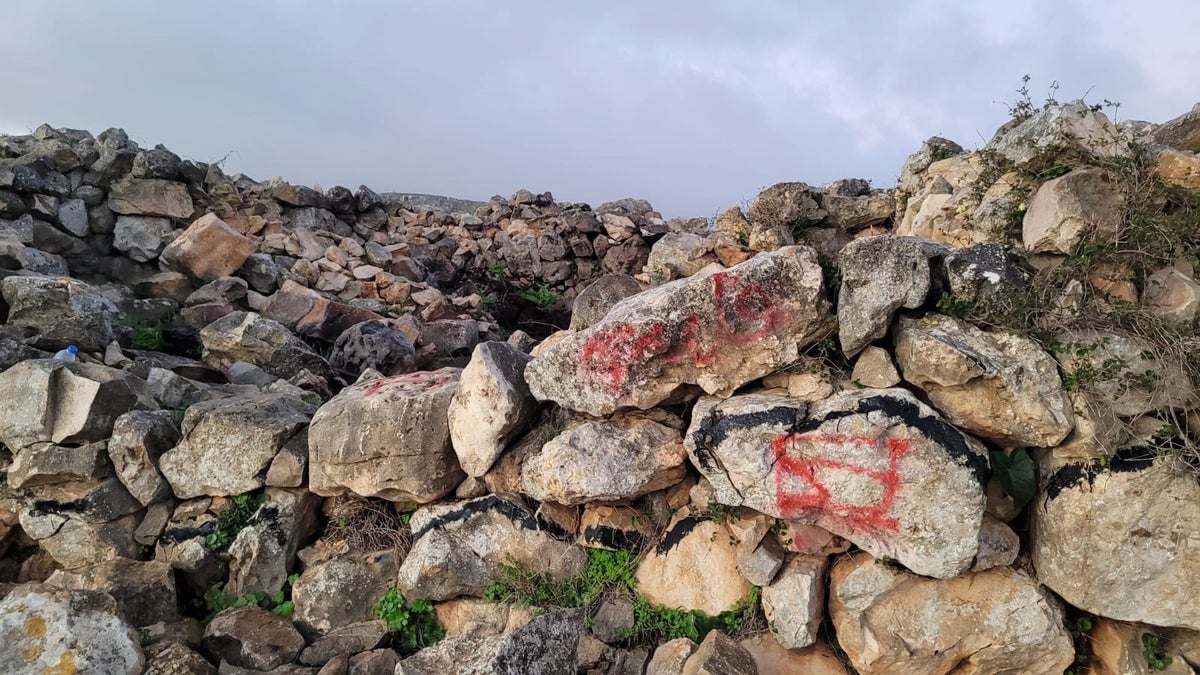 Nakon uništenja i teške štete od strane palestinskih pobunjenika na arheološkom nalazištu 'Joshua oltar' smješteno na Spur of Mt. Ebal, deseci židovskih štovatelja stigli su na jutarnje molitve na mjestu.