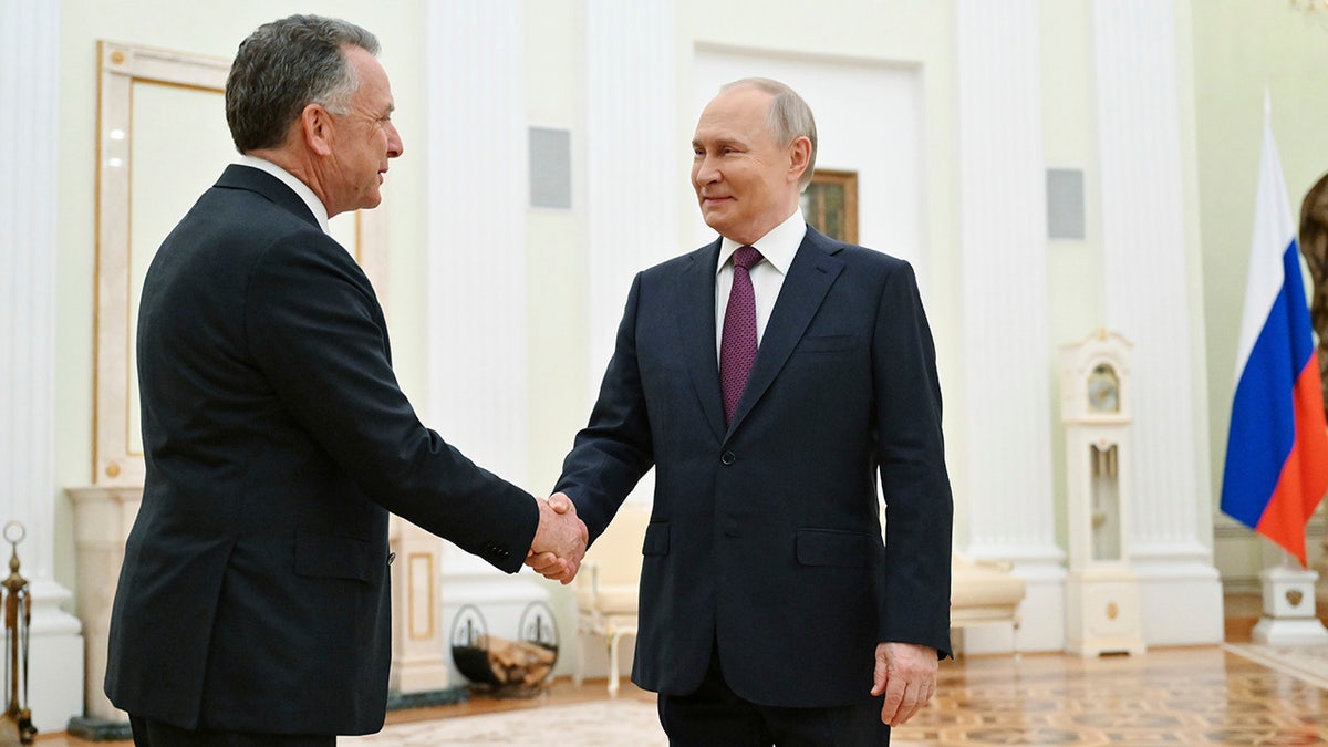 Steve Witkoff stisne Vladimir Putin