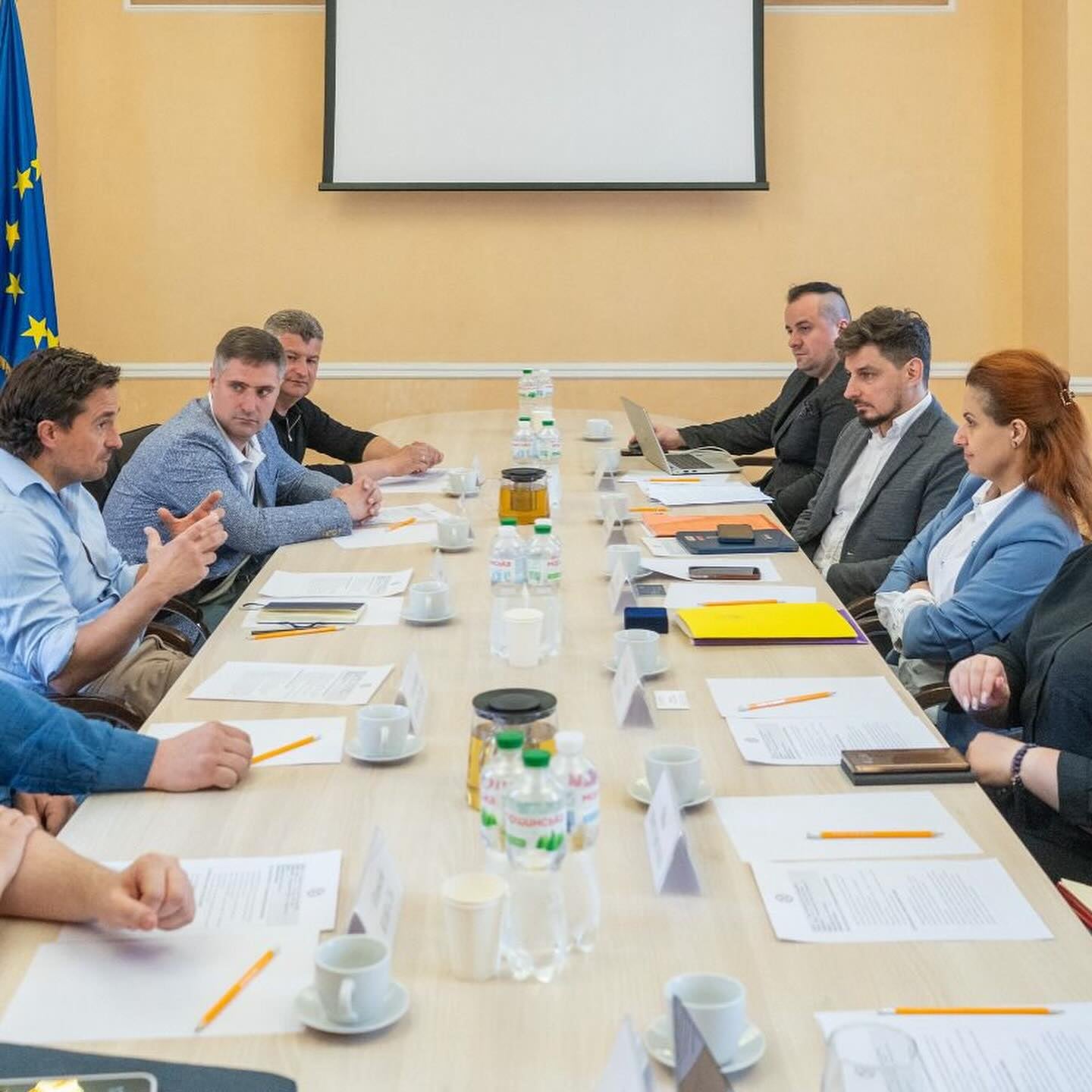 Gospodin Mercer podržava Ukrajinsko ministarstvo veterana u postavljanju platforme podrške bivšim vojnika. Ovdje je prikazan kako razgovara sa službenicima tijekom posjete Kijevu u travnju