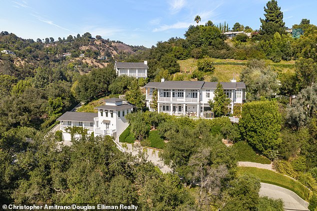 Calvin je svoj masivni dvorac Beverly Hills za 25 milijuna dolara. Nekretninu je kupio 2014. godine za samo 15 milijuna dolara