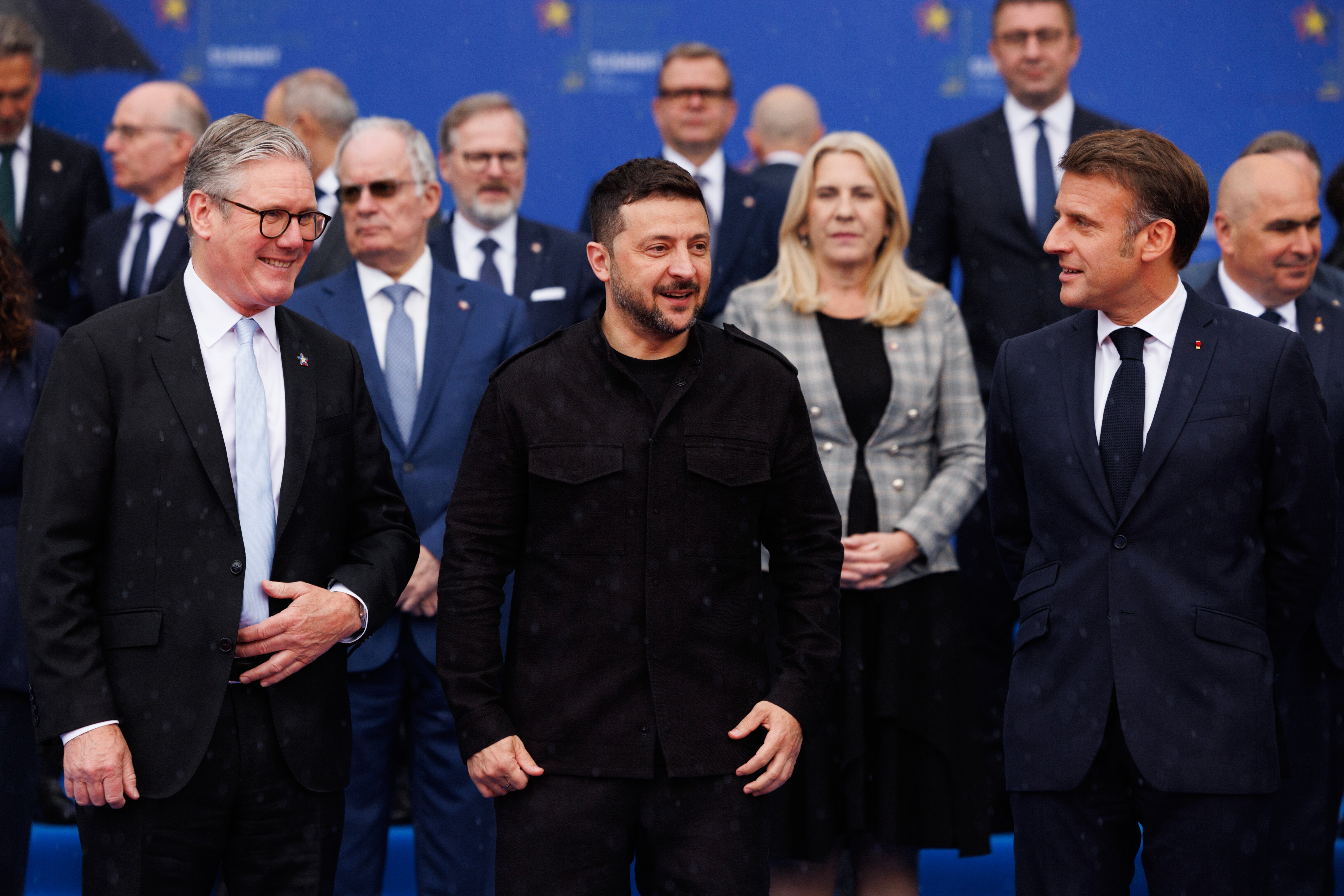 Zekensky, Centar, sa svjetskim čelnicima, uključujući Sir Keir Starmer i Emmanuel Macron, nakon sastanka u petak