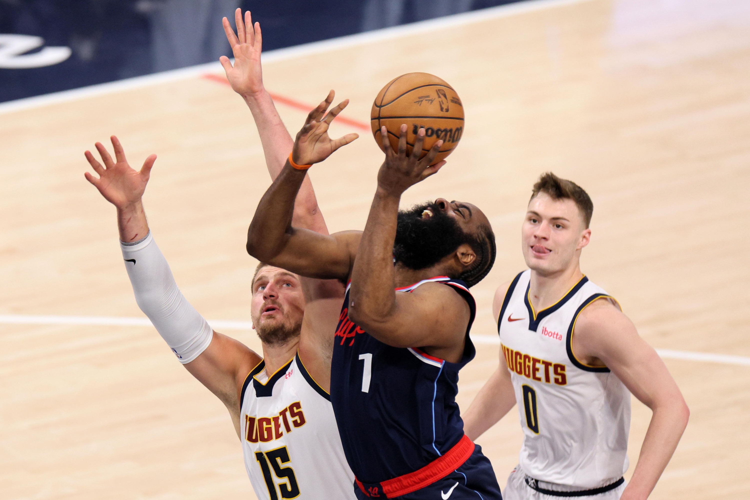 EPA12068740 Los Angeles Clippers 'James Harden (C) odlazi na loptu tijekom prve polovice NBA doigravanja u jednoj utakmici u jednoj utakmici šest između Denver Nuggetsa i Los Angeles Clippersa u Los Angelesu, Kalifornija, SAD, 01. svibnja 2025. EPA/Allison večera