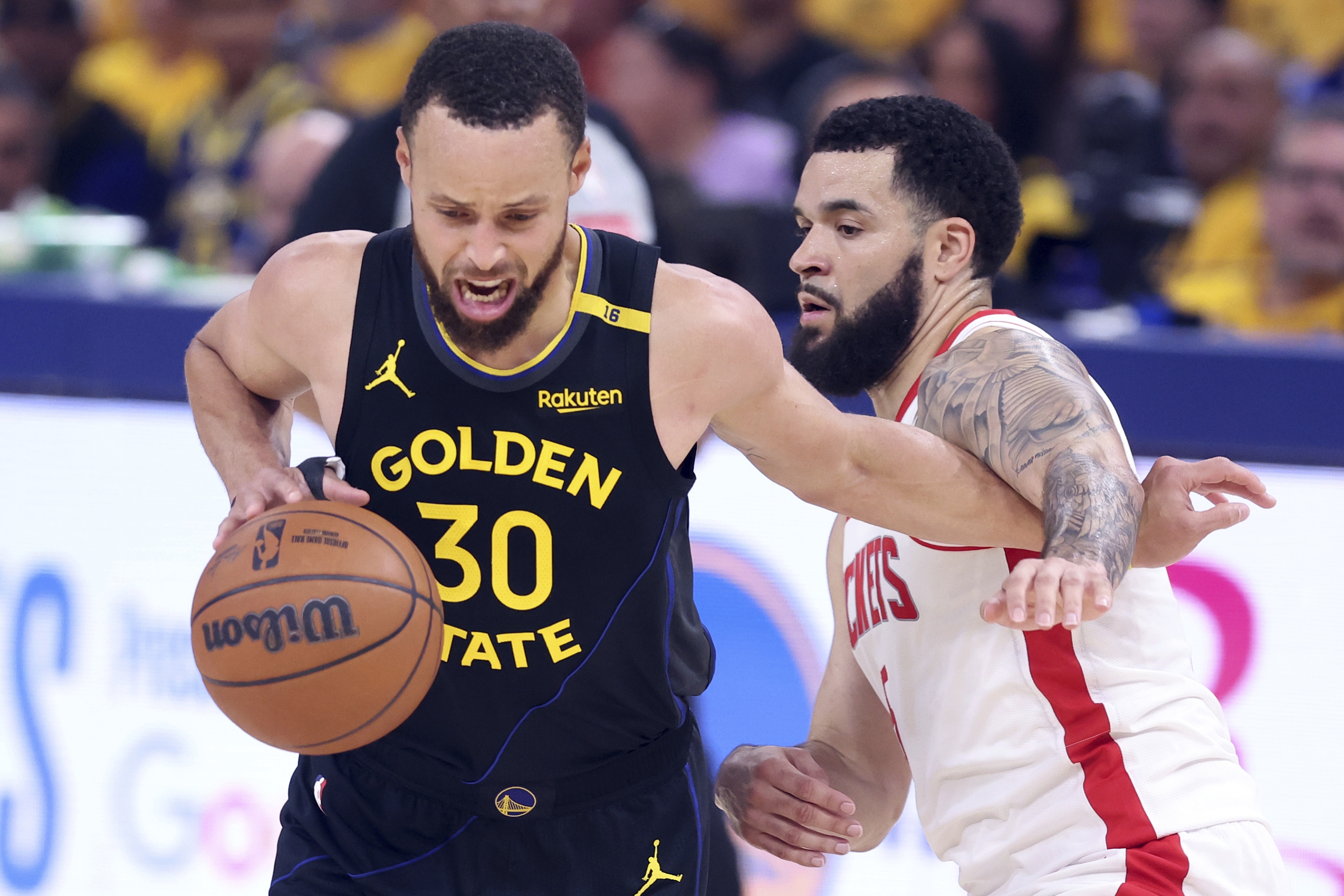 Golden State Warriors 'Stephena Curryja (30) razotkrio je Houston Rockets' Fred VanVleet, desno, u prvoj četvrtini utakmice 6 6. košarke NBA košarke u prvom krugu doigravanja u petak, 2. svibnja 2025., u San Franciscu. (Scott Strazante/San Francisco Chronicle putem AP)