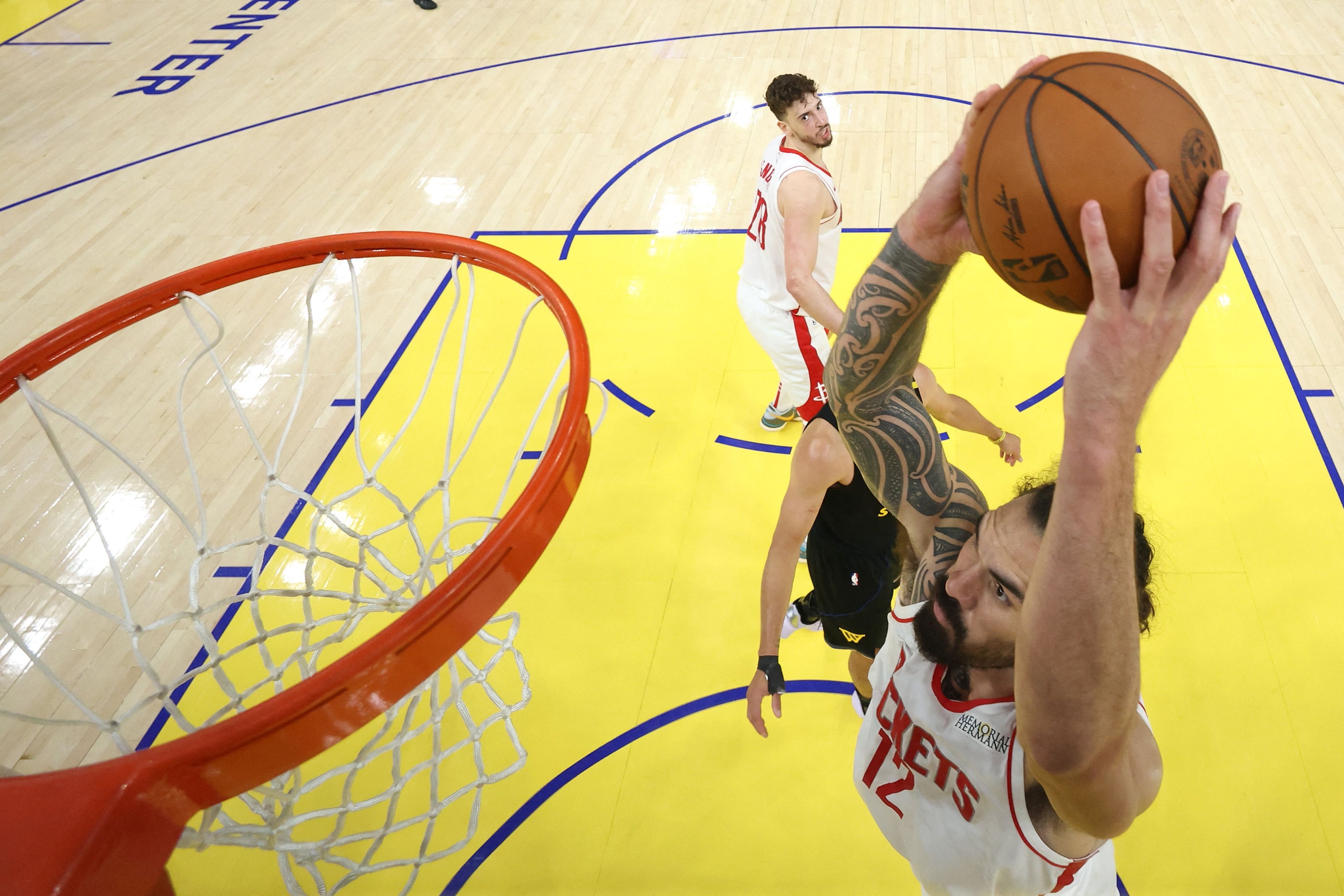 SAN Francisco, Kalifornija - 02 svibnja: Steven Adams #12 iz Houston Rockets -a zakucava loptu protiv Golden State Warriorsa tijekom drugog poluvremena u šest utakmica Western Conference prvog kruga NBA doigravanja u Chase Centru 02., 2025. u San Franciscu, Kalifornija. Napomena Korisniku: Korisnik izričito priznaje i slaže se da, preuzimanjem i ili pomoću ove fotografije, korisnik pristaje na uvjete i odredbe Ugovora o licenciji Getty Images. Ezra Shaw / Getty Images / AFP (Foto Ezra Shaw / Getty Images Sjeverna Amerika / Getty Images putem AFP -a)