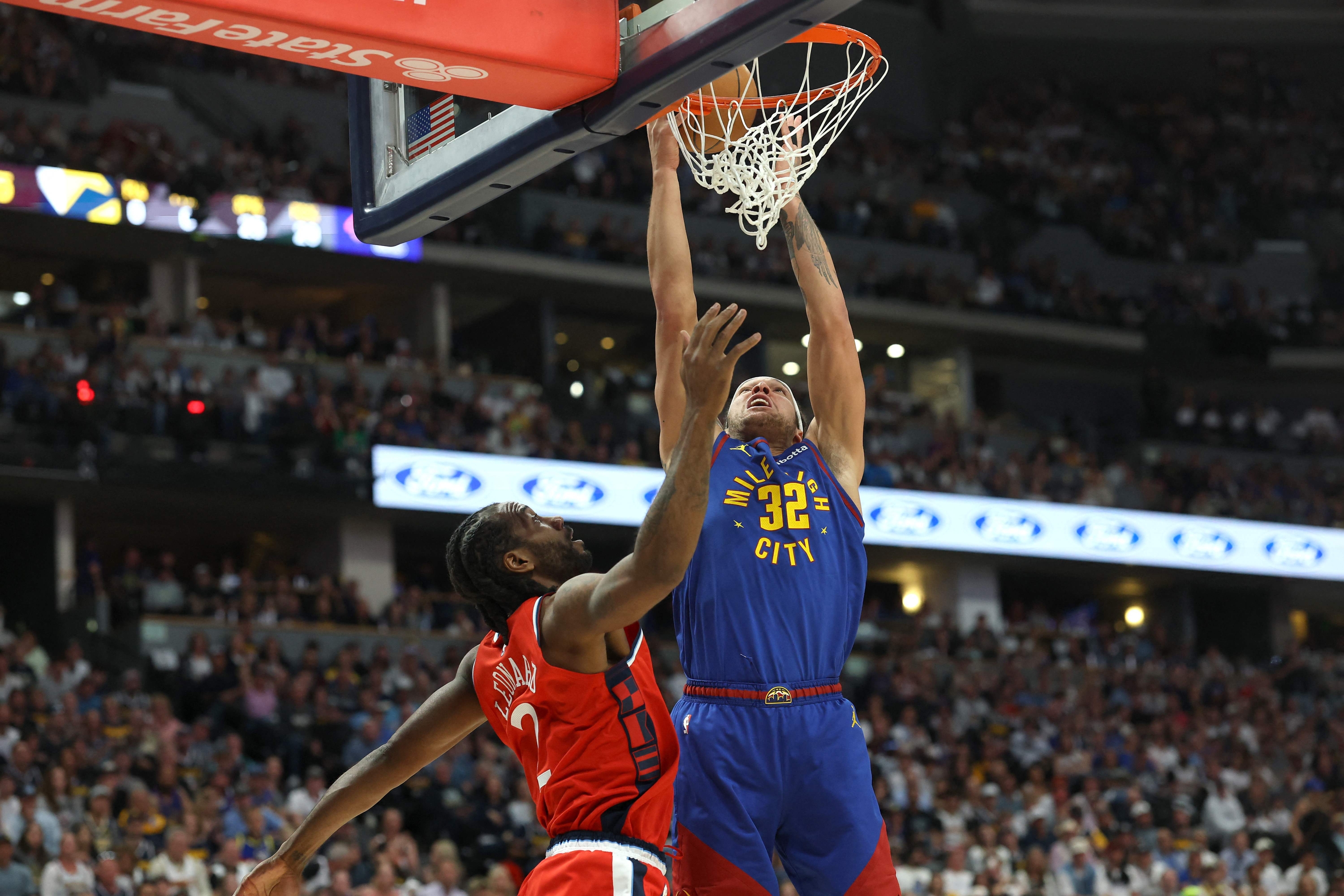 DENVER, COLORADO - 03. svibnja: Aaron Gordon #32 iz Denver Nuggetsa vozi u košaru protiv Kawhi Leonarda #2 LA Clippersa tijekom prve četvrtine u igri Seven, doigravanja NBA Arena u prvom krugu Western Conference u Ball Areni, 2025. u Denveru, Colorado. Napomena Korisniku: Korisnik izričito priznaje i slaže se da, preuzimanjem i ili pomoću ove fotografije, korisnik pristaje na uvjete i odredbe Ugovora o licenciji Getty Images. Matthew Stockman / Getty Images / AFP (Foto Matthew Stockman / Getty Images Sjeverna Amerika / Getty Images putem AFP -a)