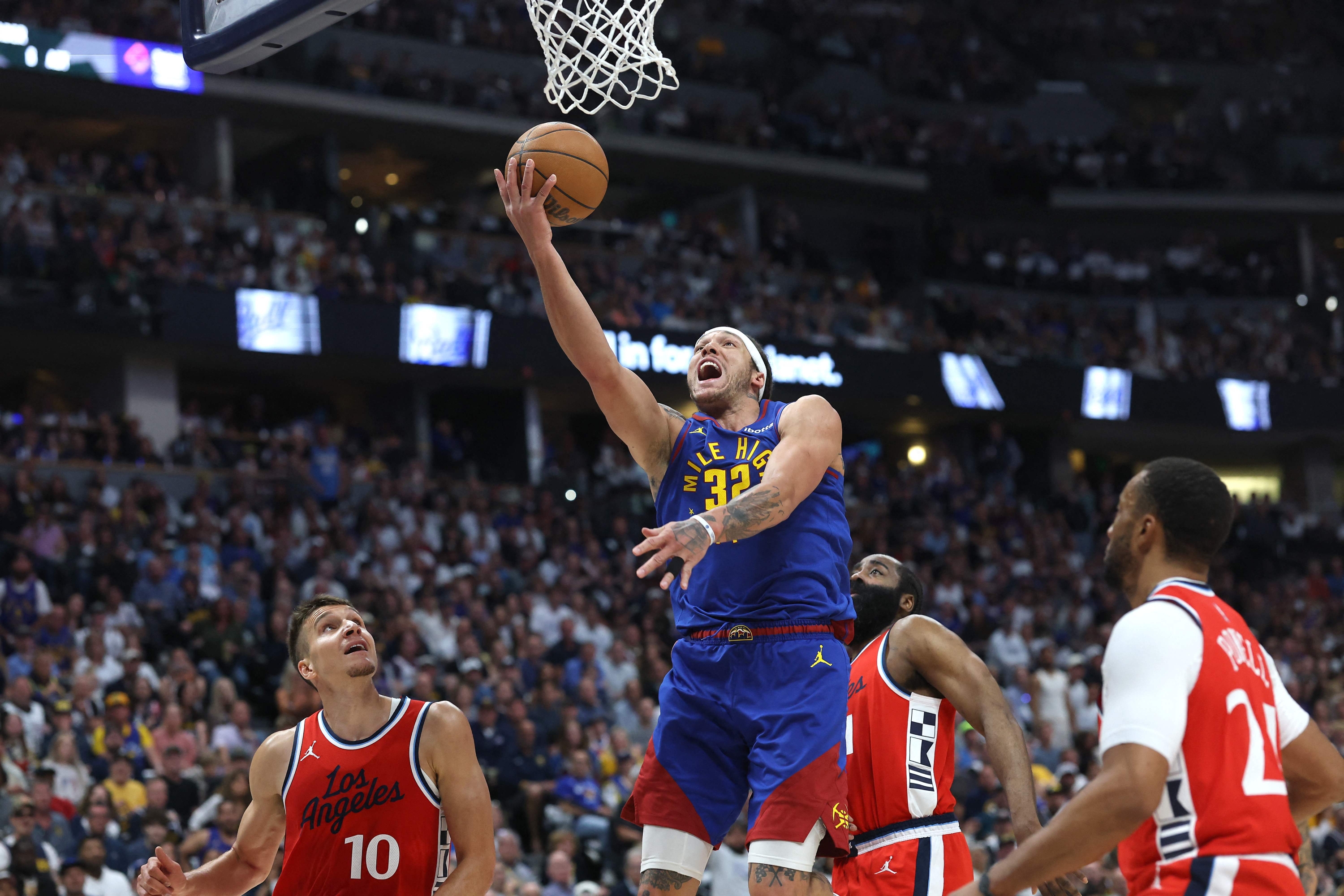 DENVER, COLORADO - 03. svibnja: Aaron Gordon #32 iz Denver Nuggetsa vozi u košaru protiv Bogdana Bogdanovića #10 LA Clippersa tijekom druge četvrtine u igri sedam prvog kruga Zapadne konferencije NBA doigravanja u Ball Areni, 2025. u Denveru, Colorado. Napomena Korisniku: Korisnik izričito priznaje i slaže se da, preuzimanjem i ili pomoću ove fotografije, korisnik pristaje na uvjete i odredbe Ugovora o licenciji Getty Images. Matthew Stockman / Getty Images / AFP (Foto Matthew Stockman / Getty Images Sjeverna Amerika / Getty Images putem AFP -a)