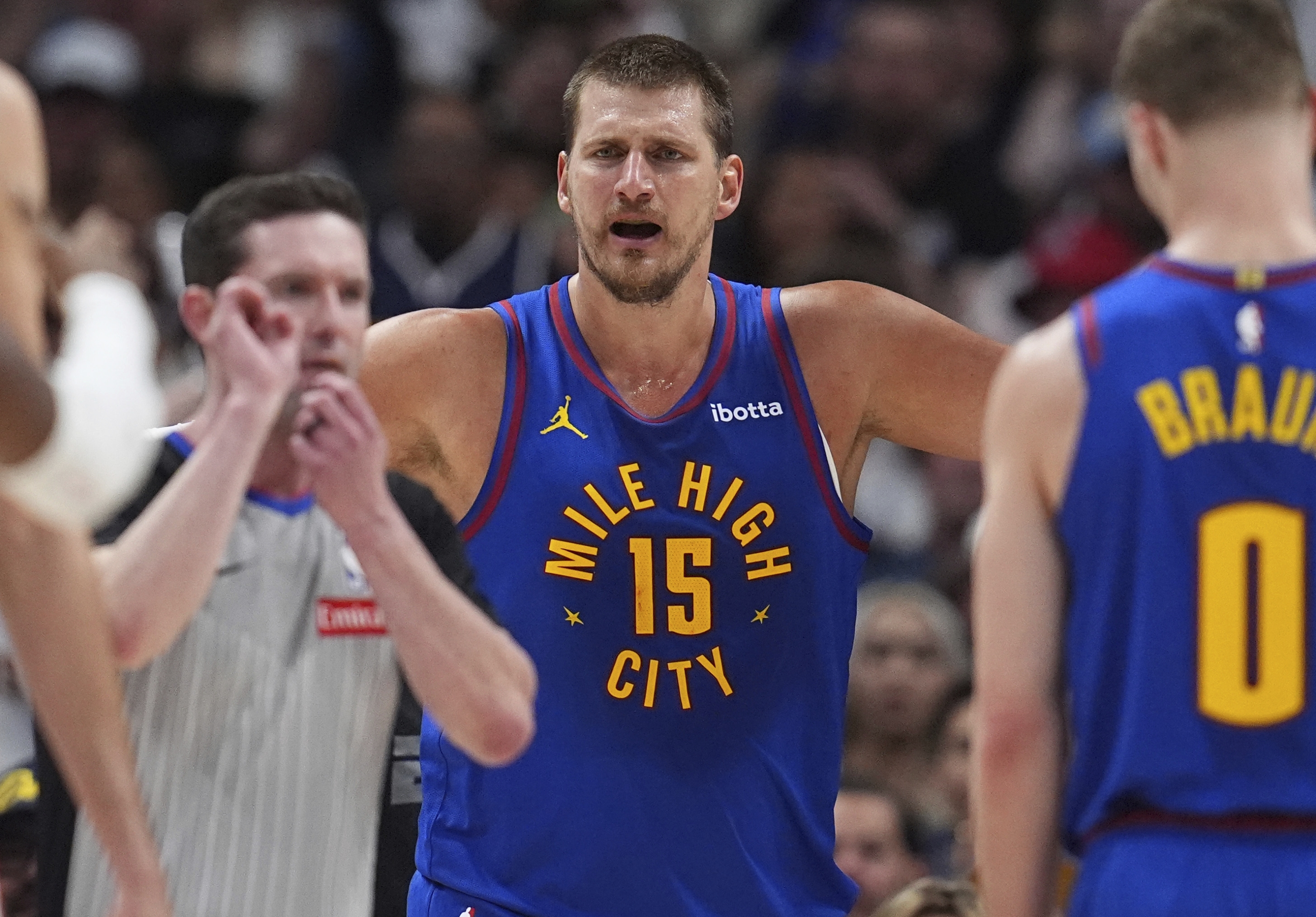 Centar Denver Nuggets Nikola Jokić (15) tvrdi nakon što je pozvan na prekršaj u prvoj polovici utakmice 3 u polufinalu Western Conference u NBA košarkaškim play -offu protiv Oklahoma City Thunder -a, u petak, 9. svibnja 2025., u Denveru. (AP Photo/David Zalubowski)