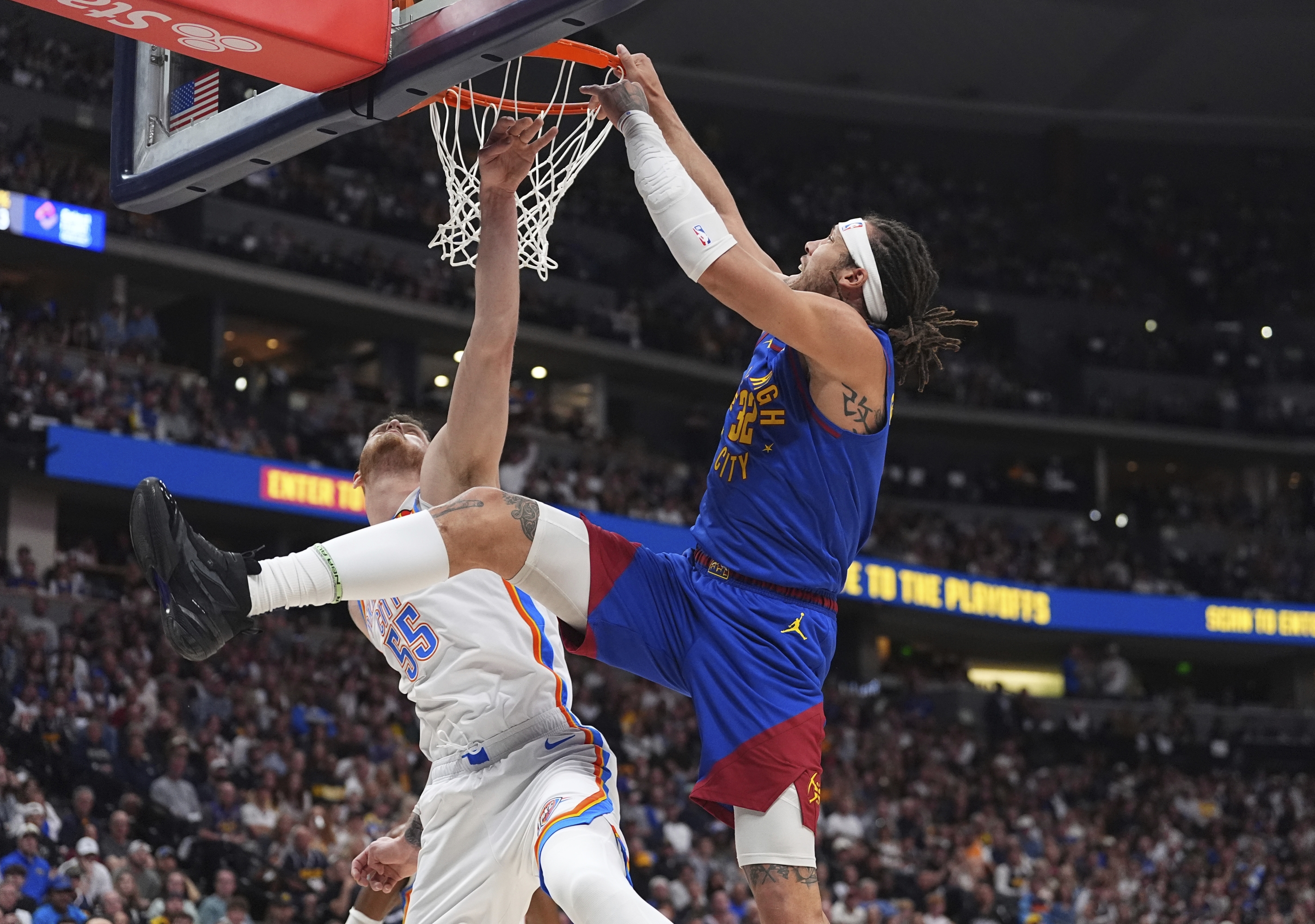 Oklahoma City Thunder Center Isaiah Hartenstein (55) blokira pogodak napadača Denvera Nuggetsa Aarona Gordona (32) u prvoj polovici igre 3 u polufinalu Western Conference u petak, 9. svibnja 2025. godine, u Denveru. (AP Photo/David Zalubowski)