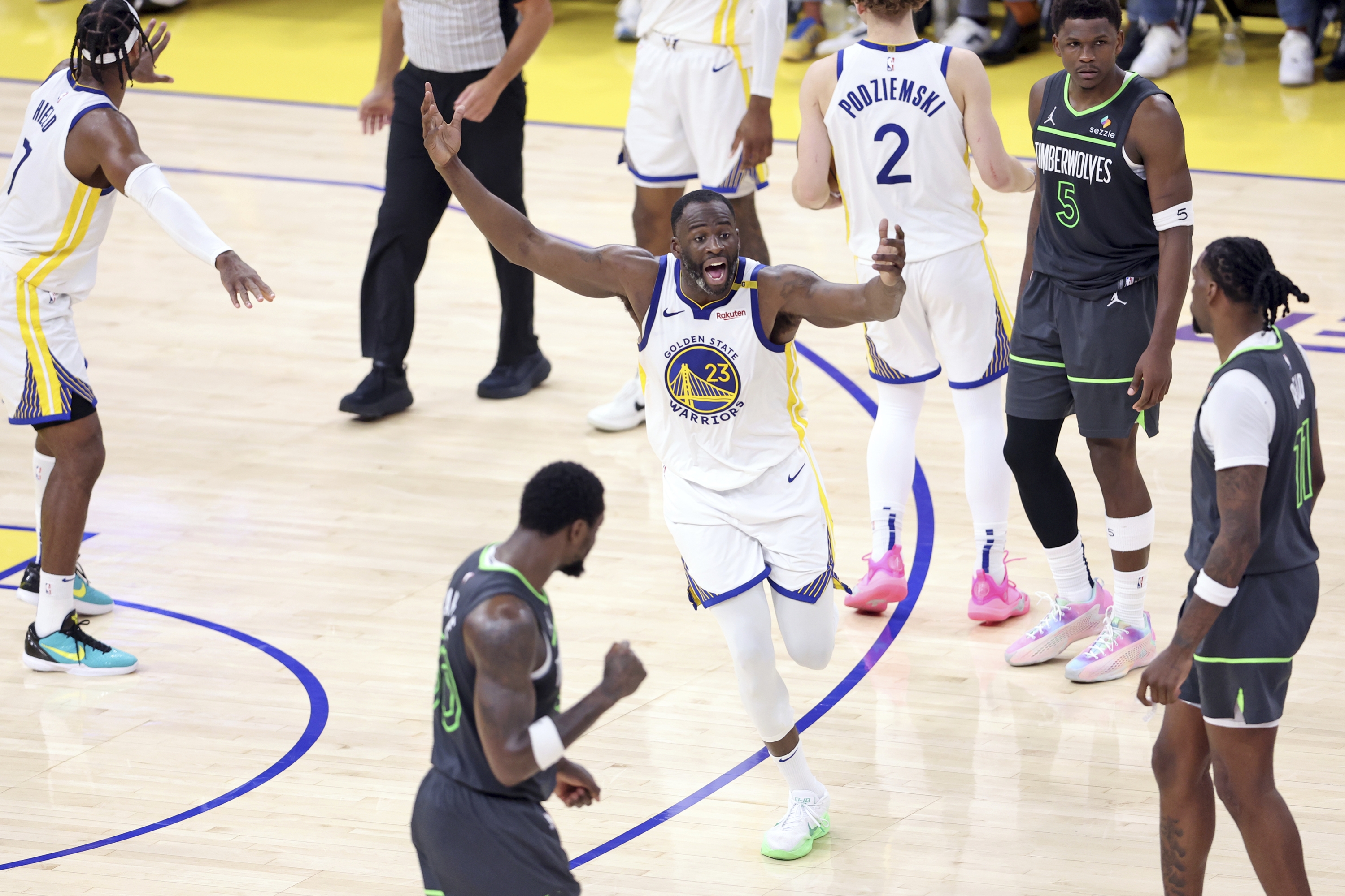 Draymond Green (23) Golden State Warriors reagira nakon što je njegov šesti prekršaj igre 3 NBA košarkaške serije u drugom krugu protiv Minnesota Timberwolves u San Franciscu, u subotu, 10. svibnja, 2025. (Scott Strazzante/San Francisco Chronicle Via AP)