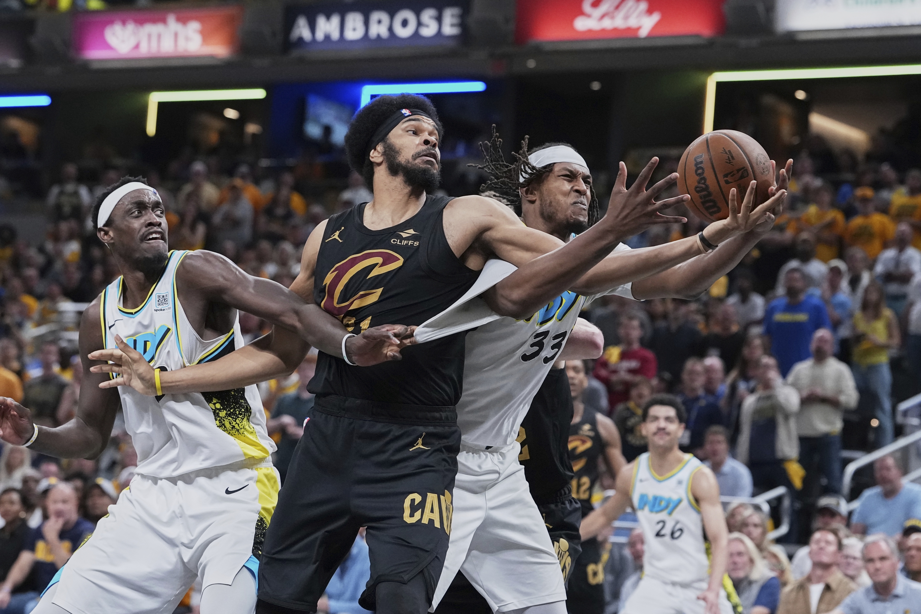 Cleveland Cavaliers Center Jarrett Allen bori se za loptu između centra Indiana Pacers Myles Turner (33) i napadača Pascala Siakama u prvoj polovici igre 4 u polufinalu Istočne konferencije NBA košarkaškog doigravanja u Indianapolisu, nedjelja, 11. svibnja, 2025. (AP/Michael Conroy)