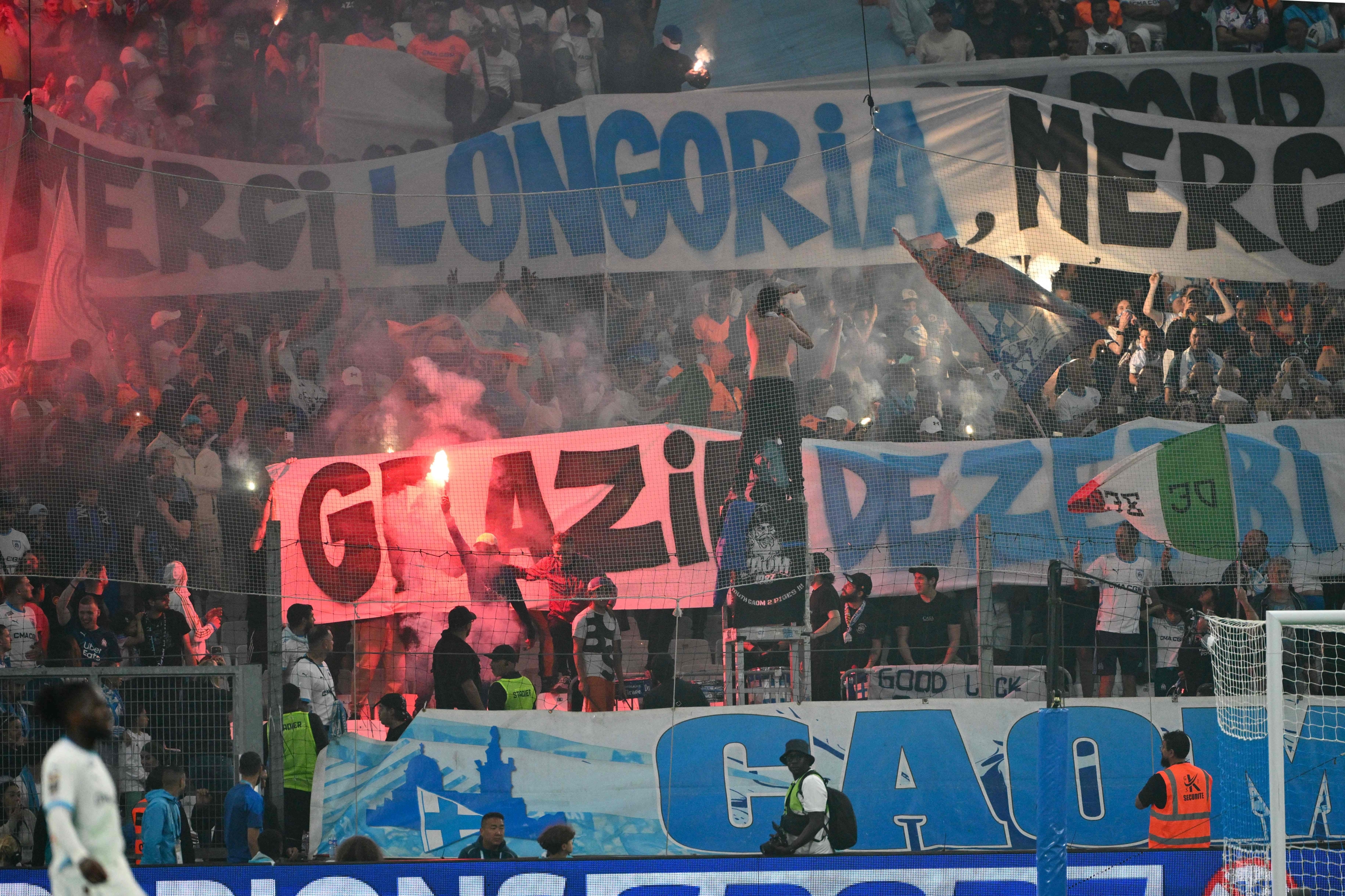 Pristalice prikazuju transparente zahvaljujući španjolskom predsjedniku Marseillea Pablo Longoria i talijanskom glavnom treneru Marseillea Roberto de Zerbi tijekom francuskog nogometnog meča L1 između Olympique de Marseille (OM) i Stadea Rennais FC u Stade Velodrome u Marseilleu, južnoj pravci, af -a Afp) (Afl. (
