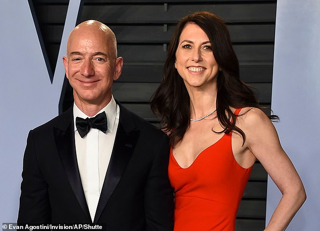 Jeff i njegova bivša supruga Mackenzie Scott, 54; razveli su se 2019. godine