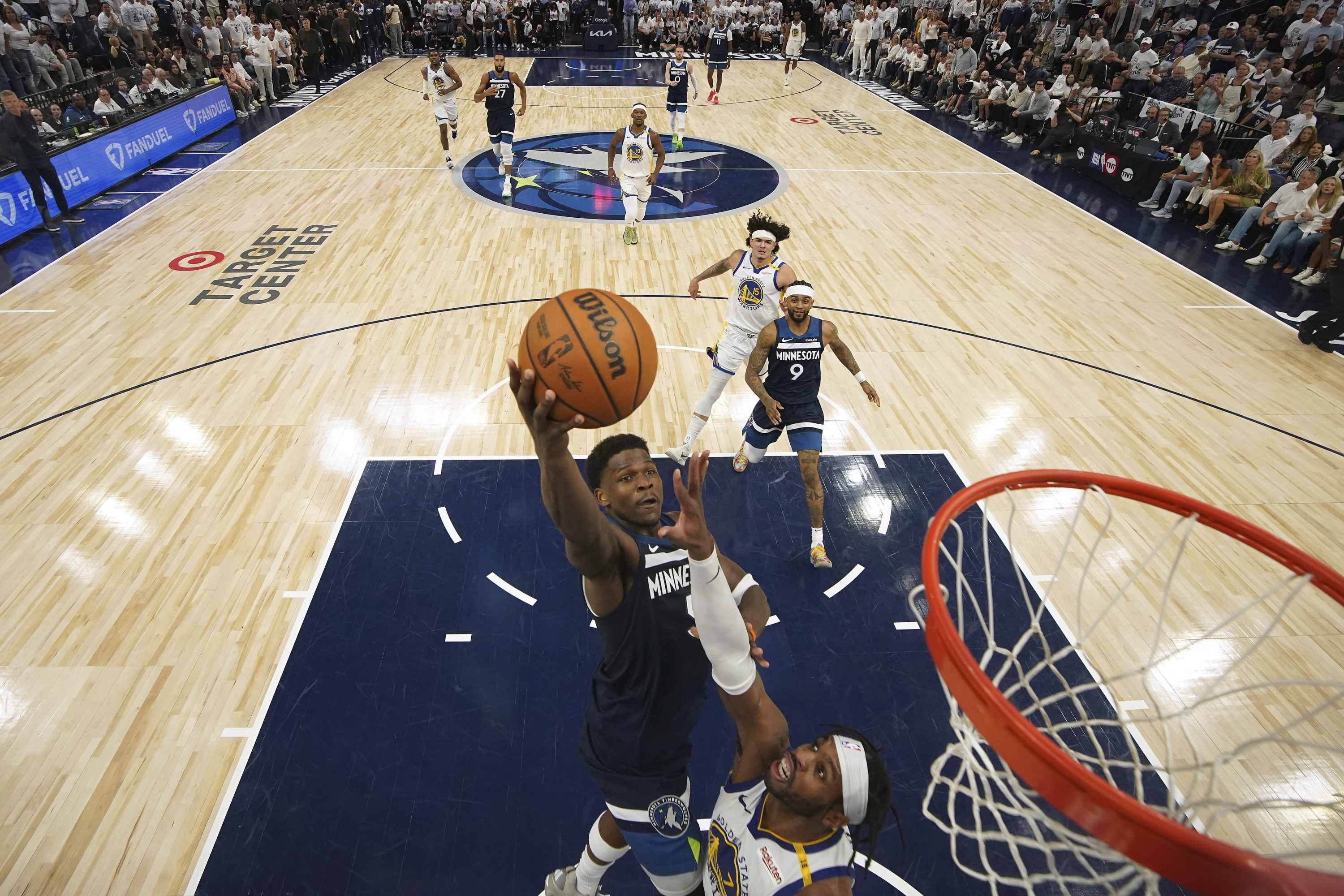 Čuvar Minnesota Timberwolves Anthony Edwards (5) ide na pogodak dok se Golden State Warriors čuvar Buddy Hield (7) brani tijekom prve polovice utakmice 5 NBA košarkaške serije u drugom krugu doigravanja, srijeda, 14. svibnja, 2025., u Minneapolisu. (AP Photo / Abbie Parr) Associated Press / Laparse SAMO ITALIJA I Španjolska