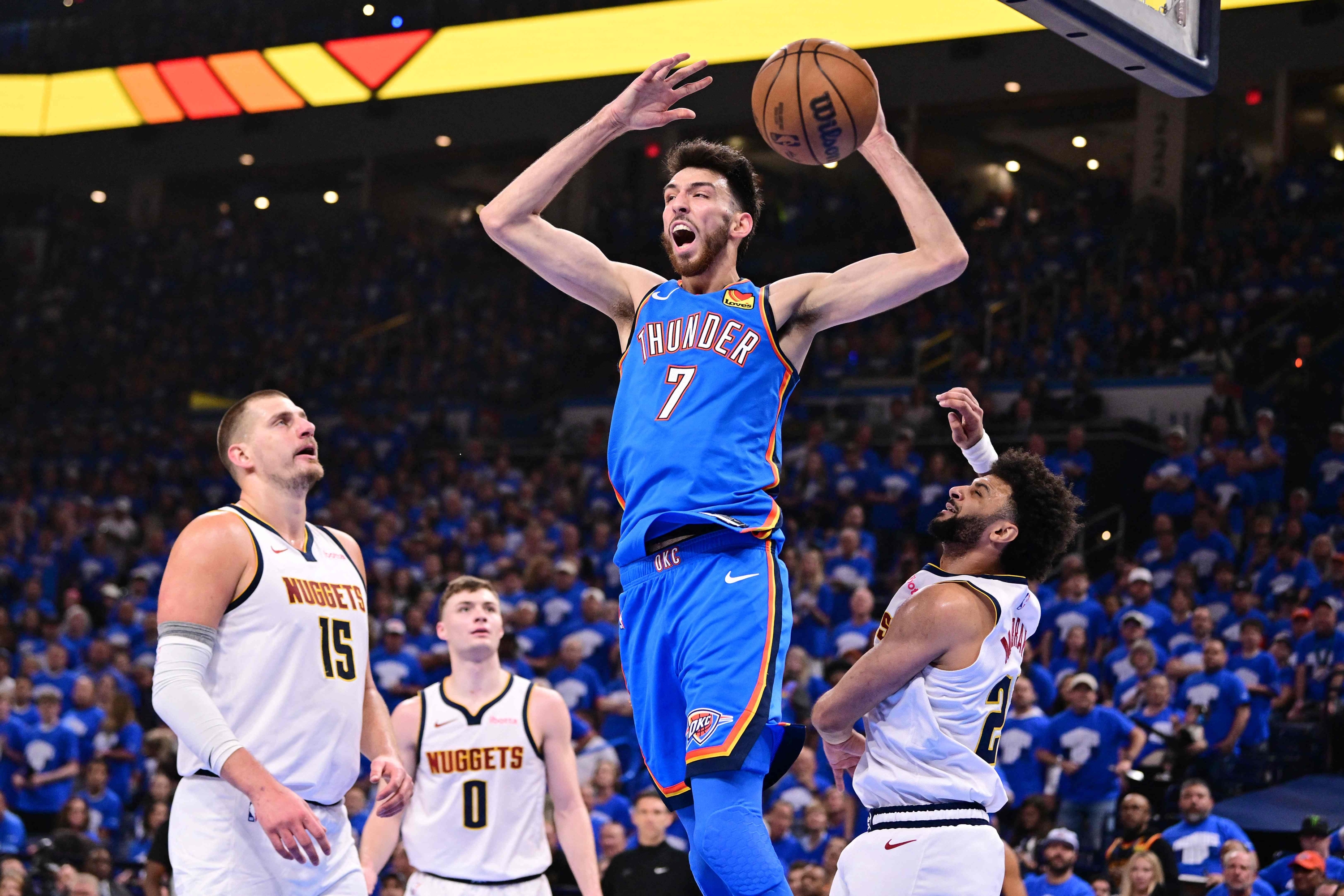 Oklahoma City, Oklahoma - 18. svibnja: Chet Holmgren #7 iz Oklahoma City Thunder reagira nakon što je progutao Nikola Jokić #15 Jamal Murray #27 iz Denver Nuggetsa tijekom druge četvrtine u igri Sedam Drugog okruga Zapadne konferencije u doigravanju OKLahoma, u 18. svibnja, u 18. svibnja. Napomena Korisniku: Korisnik izričito priznaje i slaže se da, preuzimanjem i ili pomoću ove fotografije, korisnik pristaje na uvjete i odredbe Ugovora o licenciji Getty Images. Joshua Gateley / Getty Images / AFP (Foto Joshua Gateley / Getty Images Sjeverna Amerika / Getty Images putem AFP -a)