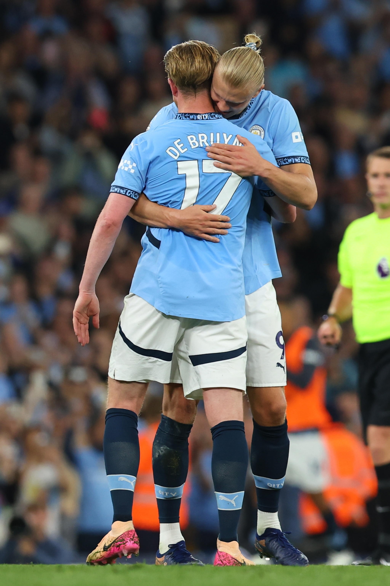 EPA12120803 Erling Haaland iz Manchester Citya zagrljaja suigrača kao Kevin de Bruyne, jer je zamijenjen u svojoj posljednjoj domaćoj utakmici tijekom nogometne utakmice engleske Premier lige između Manchester Cityja i AFC -a Bournemouth -a, u Manchesteru, Britanija, 20. svibnja 2025., samo urednik EPA/Ash Allen. Nemate koristi s neovlaštenim audio, video, podacima, popisima učvršćenja, logotipima kluba/lige, uslugama 