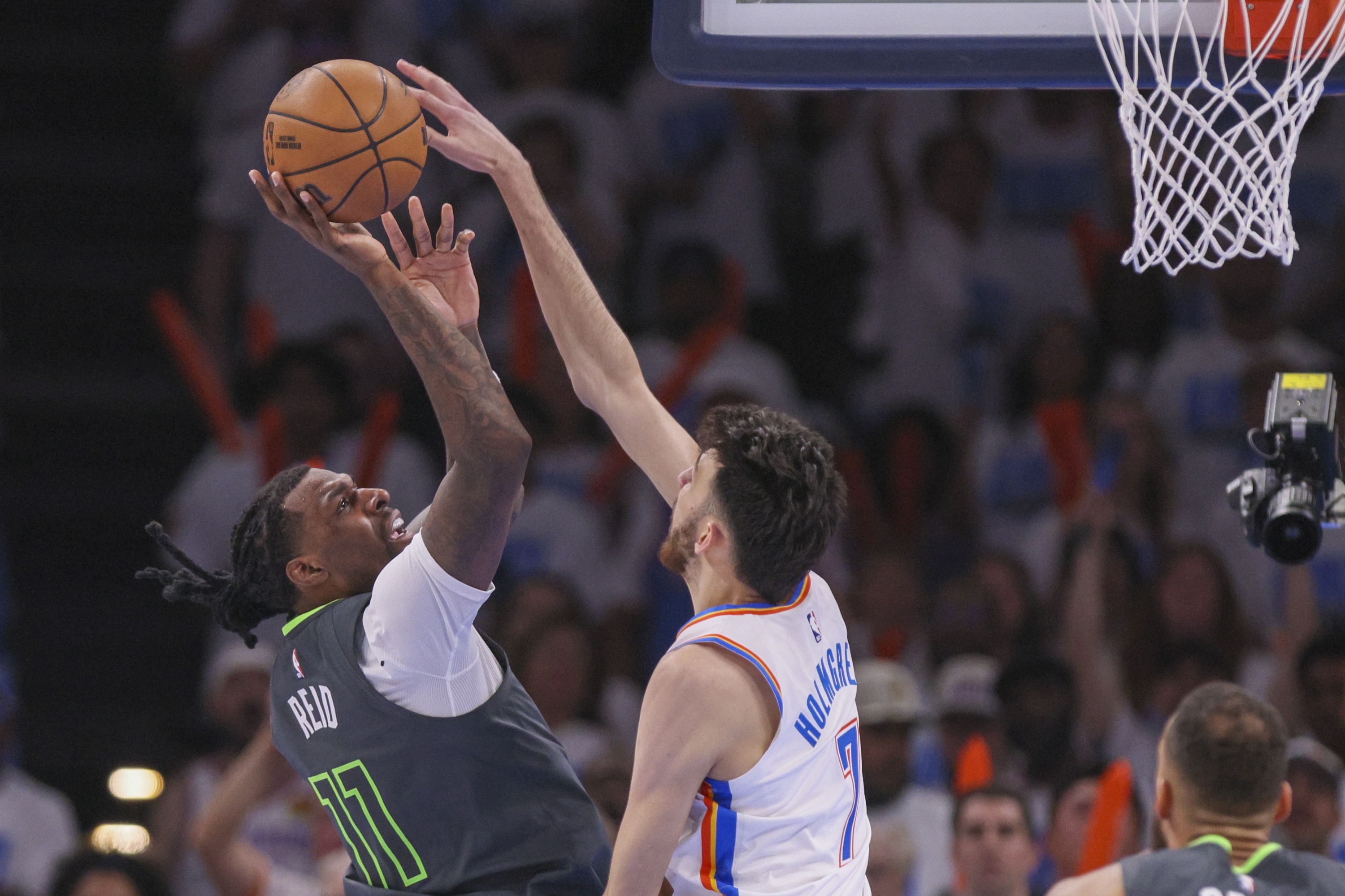 Oklahoma City Thunder naprijed Chet Holmgren, desno, pokušava blok na pucanju Minnesota Timberwolves Center Naz Reid (11) tijekom druge polovice utakmice 1 iz serije doigravanja finala Western Conference Western Conference u utorak, 2025. godine, u Oklahoma Cityju. (AP Photo/Nate Billings)