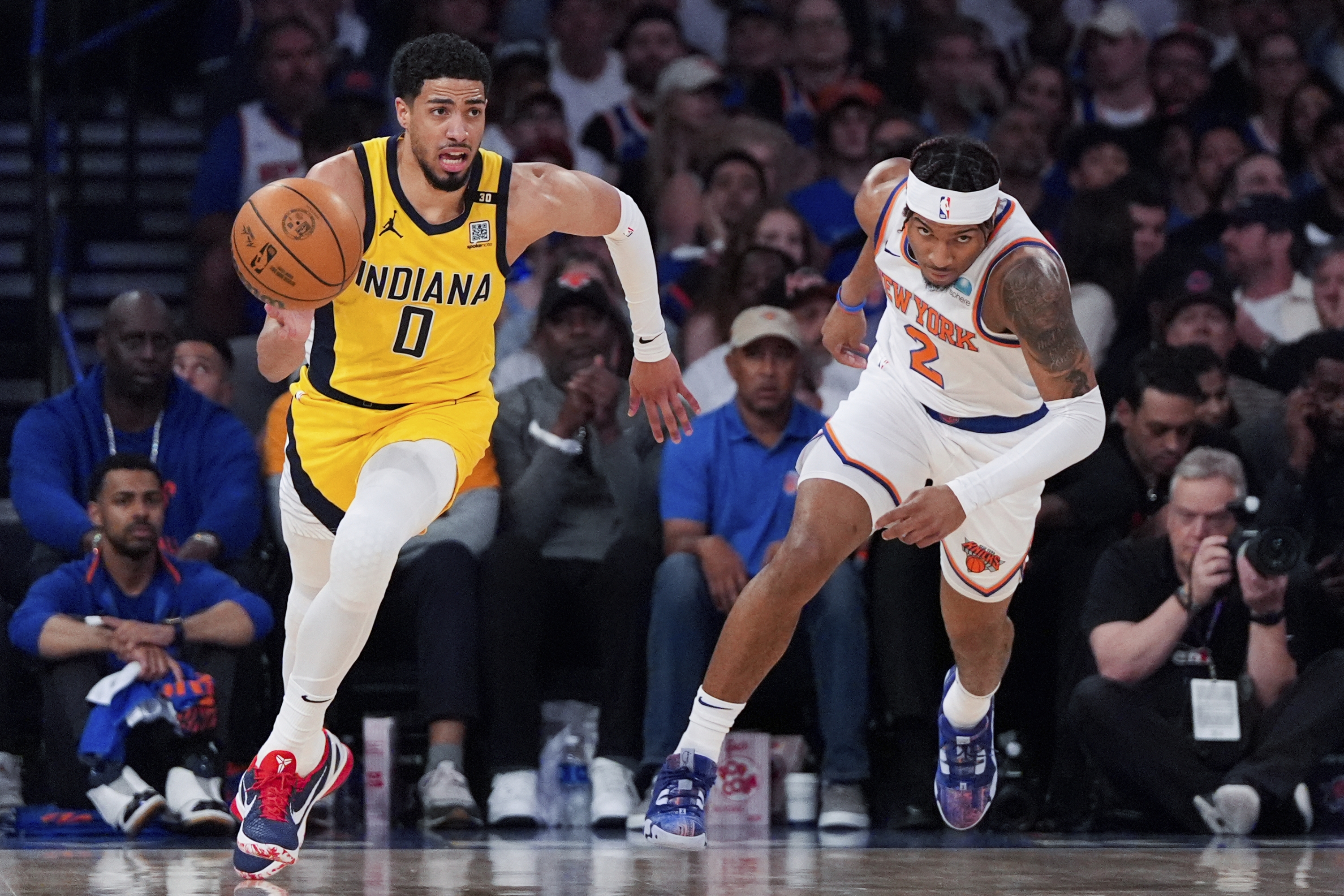 Datoteka - Indiana Pacers čuvar Tyrese Haliburton (0) Drible se tijekom prvog poluvremena Game 7 u NBA košarkaškom doigravanju u drugom krugu protiv New York Knicks -a, 19. svibnja 2024., u New Yorku. (AP Photo/Julia Nikhinson, datoteka)