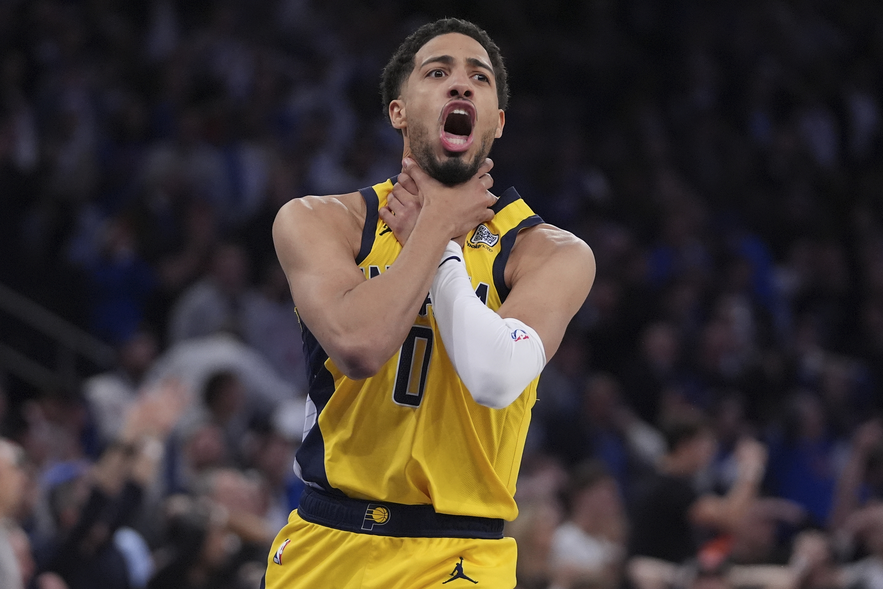 Čuvar Indiana Pacersa Tyrese Haliburton (0) pokreće prigušivanje prema New York Knicks -u nakon što je pogodio hitac na kraju četvrte četvrtine utakmice 1 finala Istočne konferencije NBA košarke, srijeda, 21. svibnja 2025., u New Yorku. (AP Photo/Frank Franklin II)