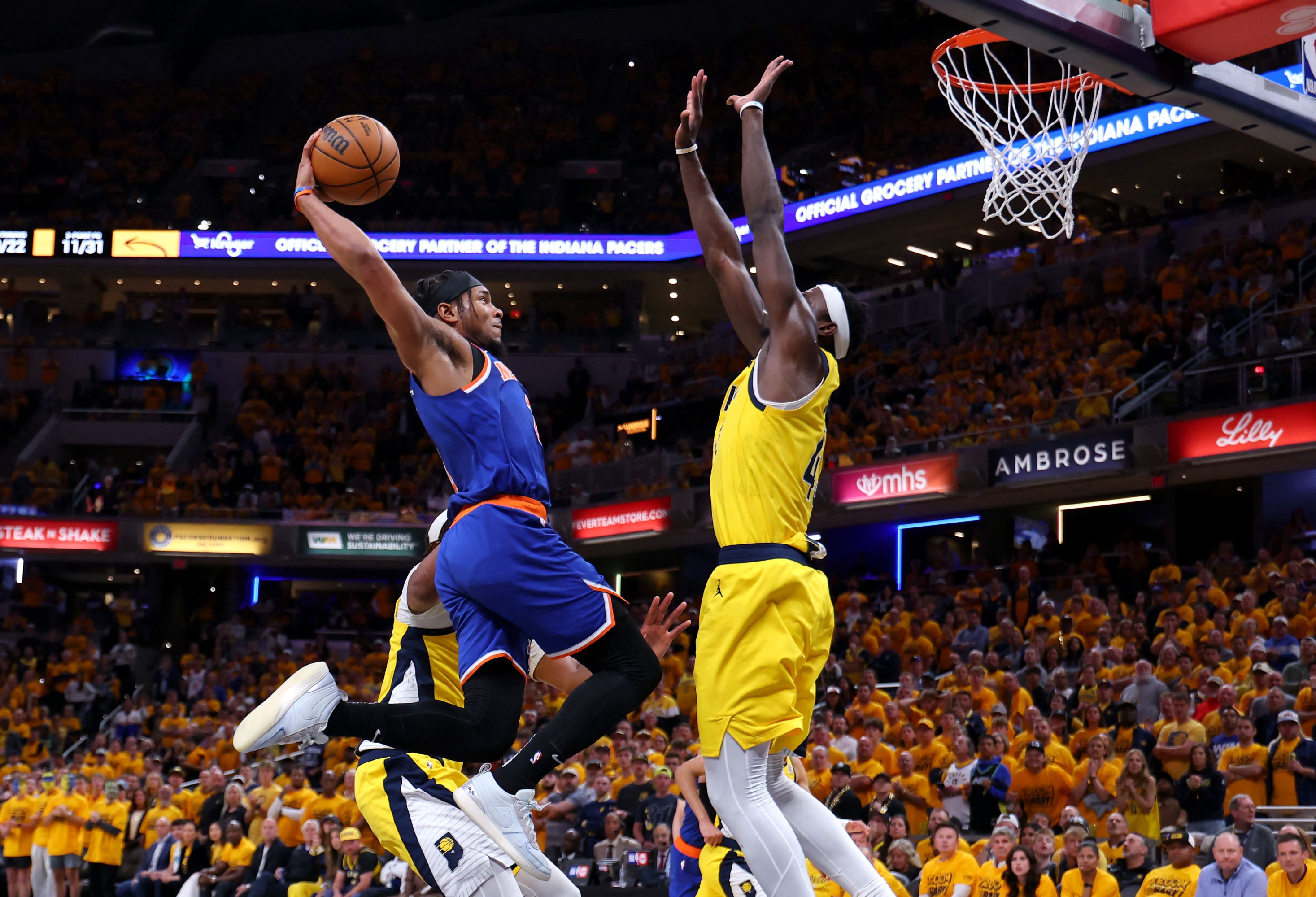 Indianapolis, Indiana - 25. svibnja: Miles McBride br. 2 iz New York Knicks -a vozi u košaru protiv Pascala Siakama #43 iz Indiana Pacersa tijekom četvrte četvrtine u tri finala Istočne konferencije NBA doigravanja 2025. godine u Gainbridge Fieldhouseu 25. svibnja, 2025. u Indianapolis, Indiana. Napomena Korisniku: Korisnik izričito priznaje i slaže se da, preuzimanjem i ili pomoću ove fotografije, korisnik pristaje na uvjete i odredbe Ugovora o licenciji Getty Images. Gregory Shamus / Getty Images / AFP (Foto Gregory Shamus / Getty Images Sjeverna Amerika / Getty Images putem AFP -a)