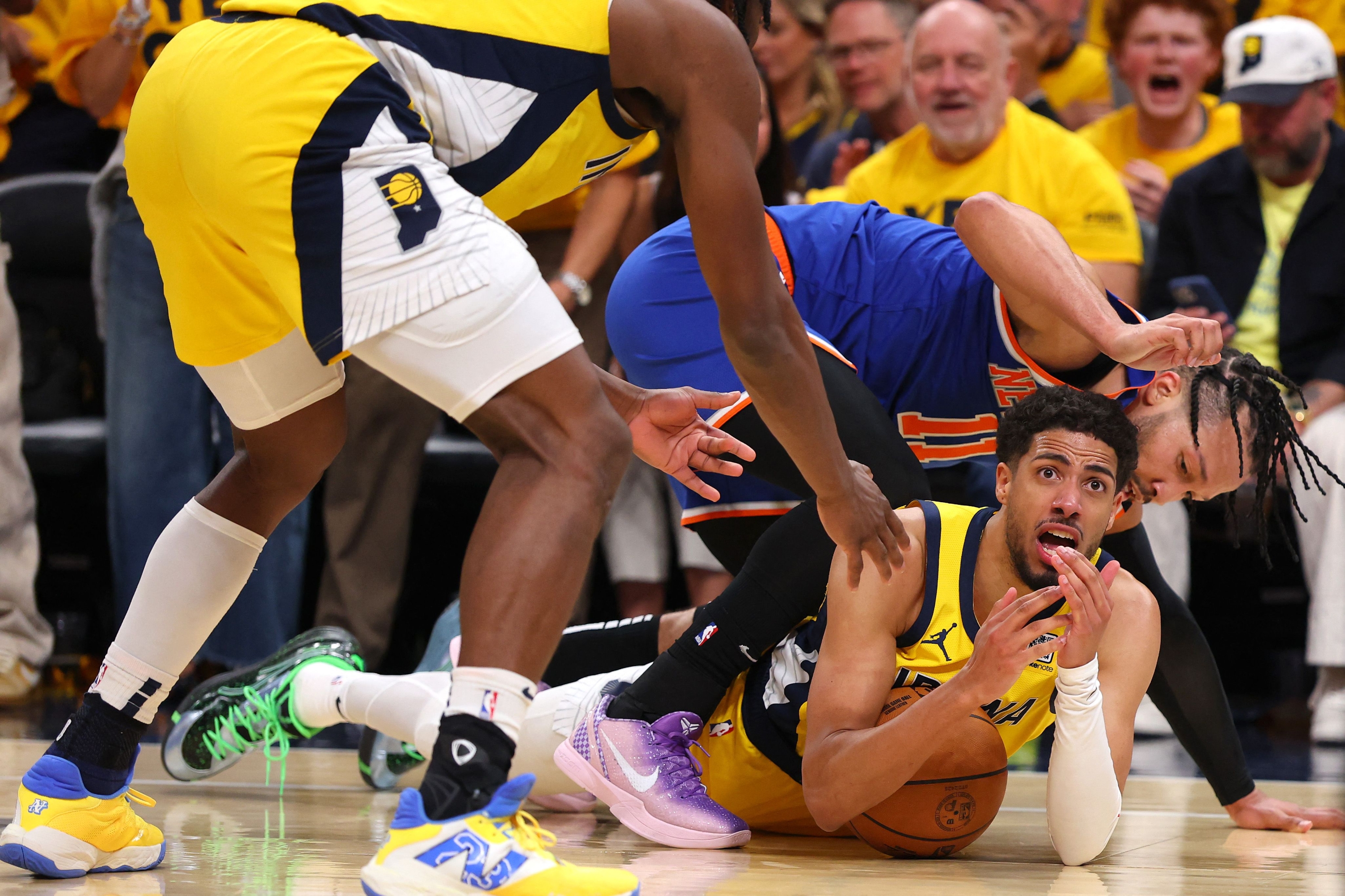 Indianapolis, Indiana - 27. svibnja: Tyrese Haliburton #0 iz Indiane Pacers hvata loptu protiv Jalena Brunsona #11 iz New York Knicks -a tijekom treće četvrtine u četiri finala Istočne konferencije NBA doigravanja 2025. godine u Gainbridge Fieldhouseu 27. svibnja, 2025. u Indianapolisu, Indiana. Napomena Korisniku: Korisnik izričito priznaje i slaže se da, preuzimanjem i ili pomoću ove fotografije, korisnik pristaje na uvjete i odredbe Ugovora o licenciji Getty Images. Gregory Shamus / Getty Images / AFP (Foto Gregory Shamus / Getty Images Sjeverna Amerika / Getty Images putem AFP -a)