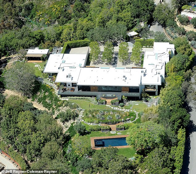 Aniston je kupio kuću od 8.500 četvornih metara 2011. godine. Dvorac je dizajnirao A. Quincy Jones i završen 1965