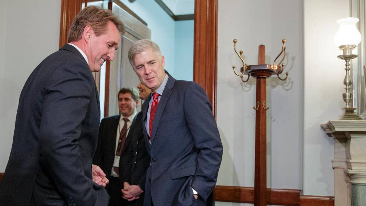 Kandidat za pravdu Vrhovnog suda Neil Gorsuch sastaje se s članom odbora za pravosuđe Senata, senatom Jeffom Flakeom, R-Ariz., Srijeda, 8. veljače 2017. na brdu Capitol u Washingtonu. (AP Photo/J. Scott Applewhite)