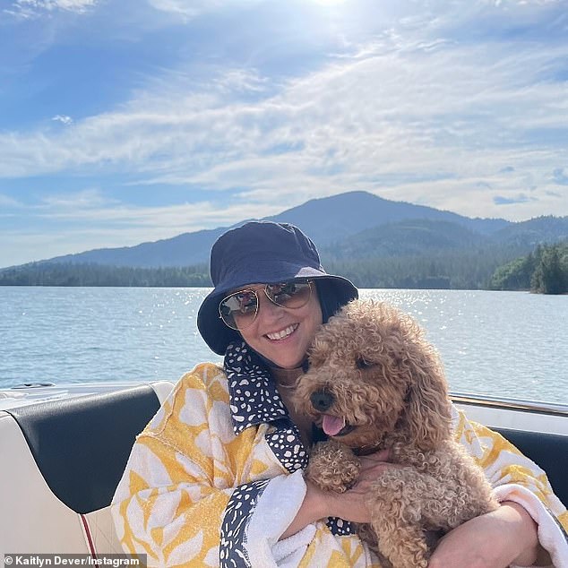 Dever je promatrao svoju majku (na slici) da se bori protiv raka dojke više od desetljeća prije njezine smrti 2024. godine, a priznala je da je Andrew Garfield bio izvor snage tijekom tih godina