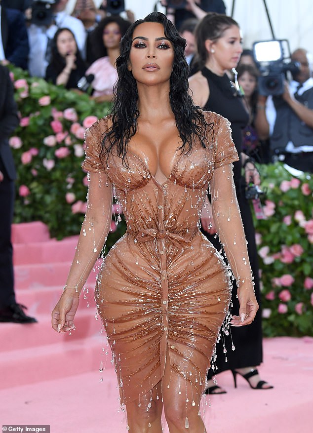 Sophie, koja nije bila sigurna u svoje 'ravno dno', priznala je da joj je obećana 'Kim Kardashian figura', ali umjesto toga pretrpjela je 'mučne' posljedice (Kim je prikazana na Met Gala 2019.)