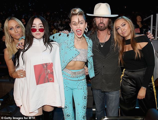 Tish i Billy Ray Cyrus ranije su se razveli 2022. godine nakon gotovo 30 godina braka. S lijeve strane, Tish, Noah, Miley, Billy Ray i Brandi u 2017. godini