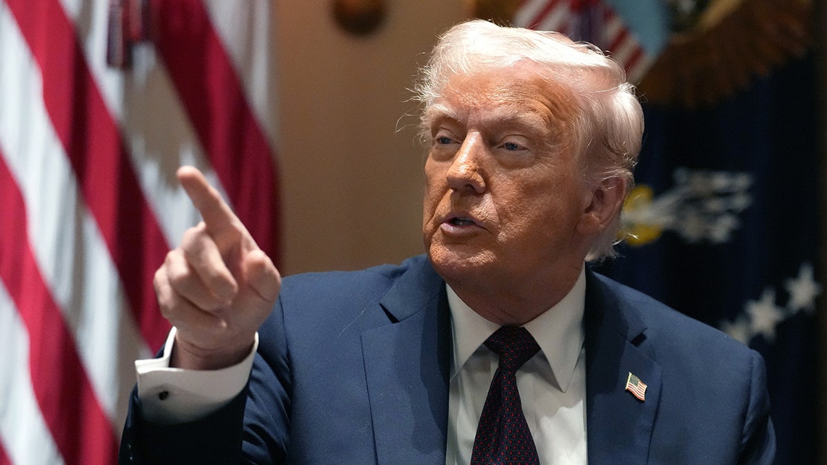 Predsjednik Donald Trump govori tijekom sastanka kabineta