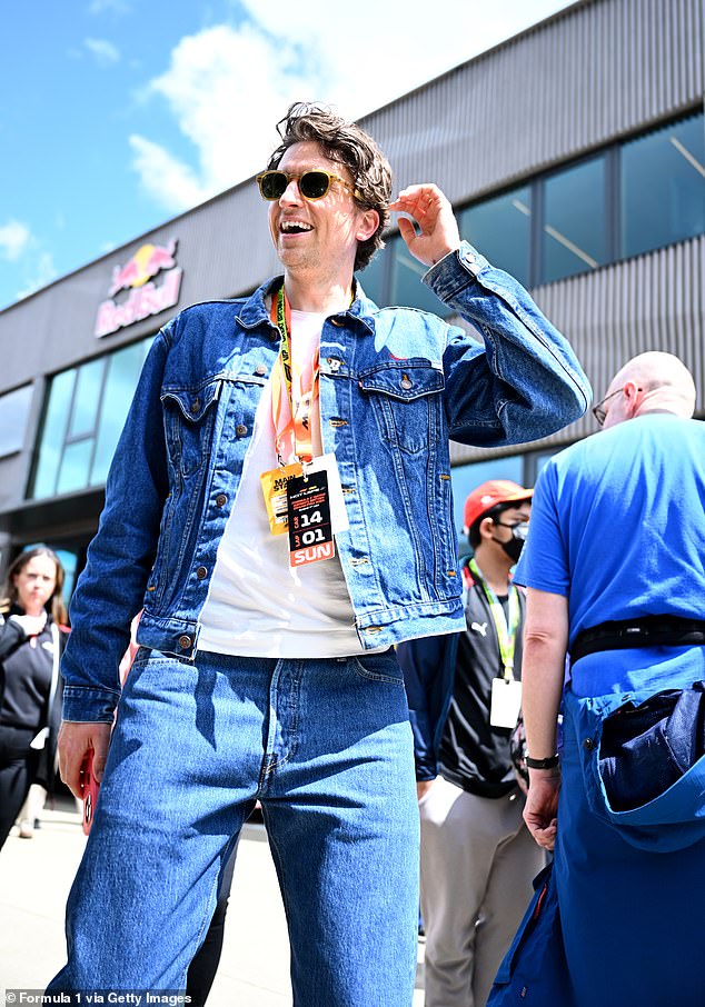 Domaćin doručka Radio 1 Greg James mogao bi postati najplaćenija zvijezda BBC -a na 419.999 funti