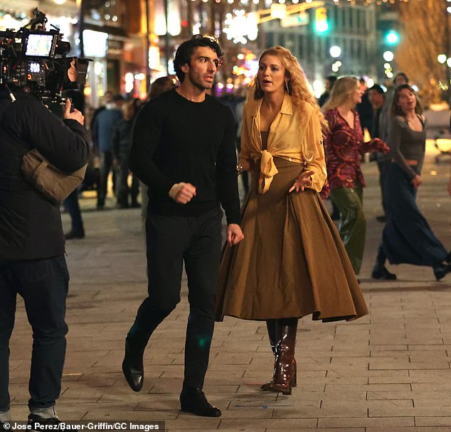 Lively je trenutno usred pravnog rata protiv nje, završava s američkim redateljem Justinom Baldoni (M, na slici 2024.), kojeg je optužila da ju je seksualno maltretirao na setu