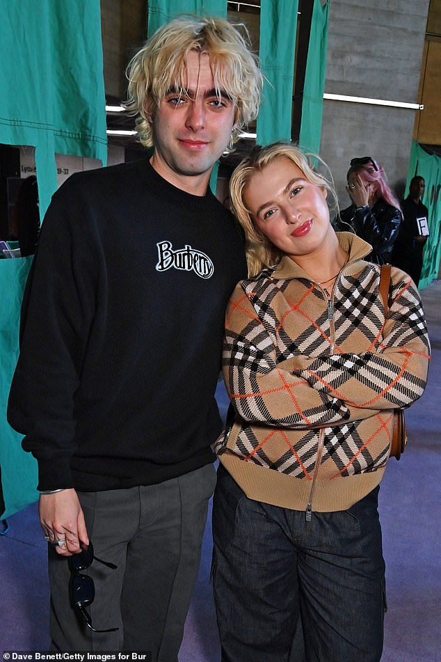 Liam dijeli Lennon, 25, s bivšim Patsy Kensit, i Gene, 23, čija je majka Nicole Appleton s kojom je izlazio nakon razvoda od Patsy 2000. godine (Lennon i Anais prikazani 2024.)