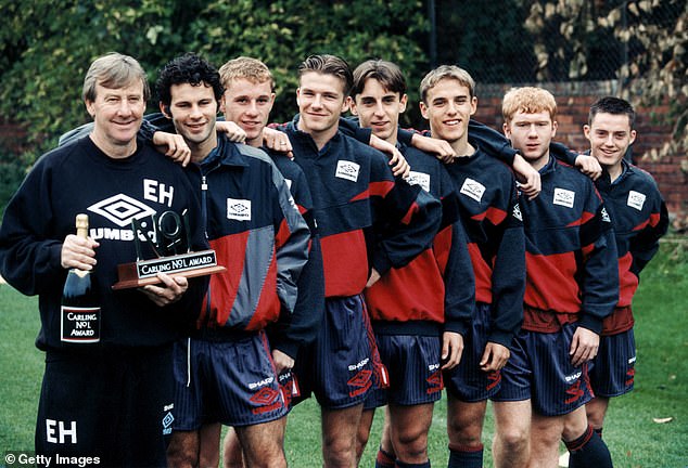 Klasa 92 kupila je Salford 2014. godine (na slici: Sir Alex Ferguson, Ryan Giggs, Nicky Butt, David Beckham, Gary Neville, brat Phil Neville, Paul Scholes)