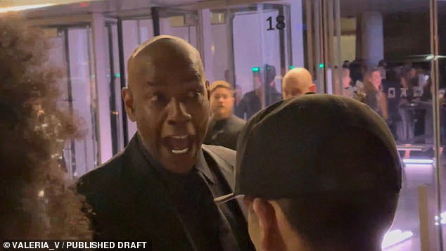 U listopadu 2024. Washington je snimljen eksplodirajući na lovcima na autograme u New Yorku