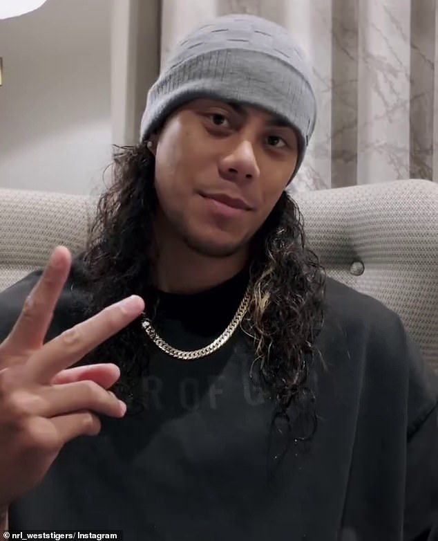 Međutim, baš kao što su mnogi navijači podržali Luai (na slici) i njegovog suigrača na drva, rekavši da se zvijezde ne bi trebalo uvijek očekivati ​​da će sve ispustiti za fanove