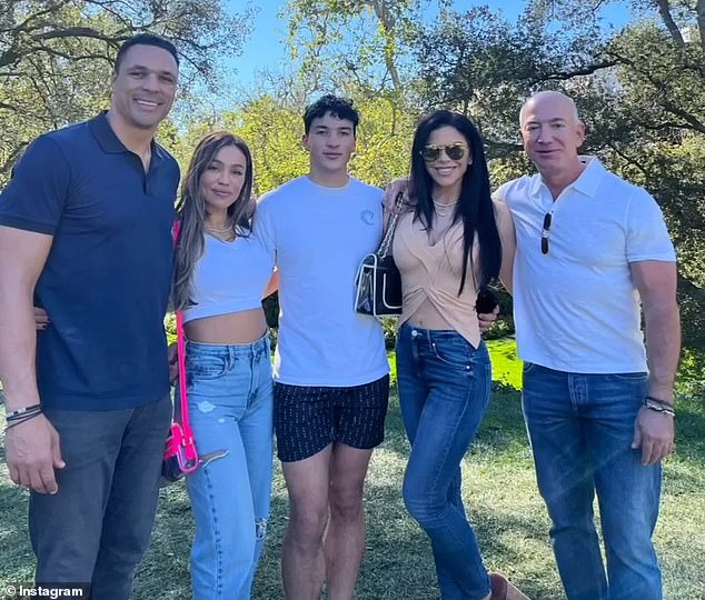 Sanchez također ima sina Nikka, s bivšim NFL -om, Tony Gonzalez. (LR) Tony, listopad, Nikko, Lauren i Jeff viđeni na Instagram fotografiji
