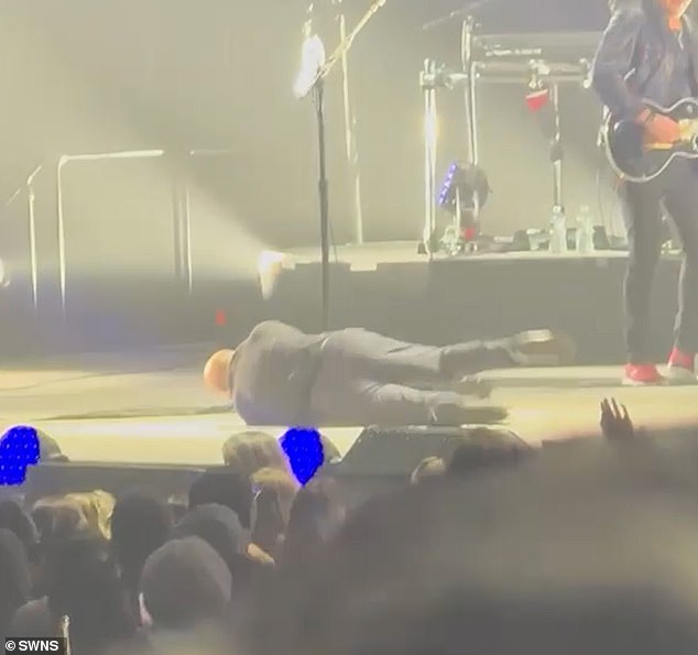 Billy je izveo svoju pjesmu, to je i dalje rock and roll za mene kad je naletio unatrag i pao na leđa, potaknuvši uzdizanje publike