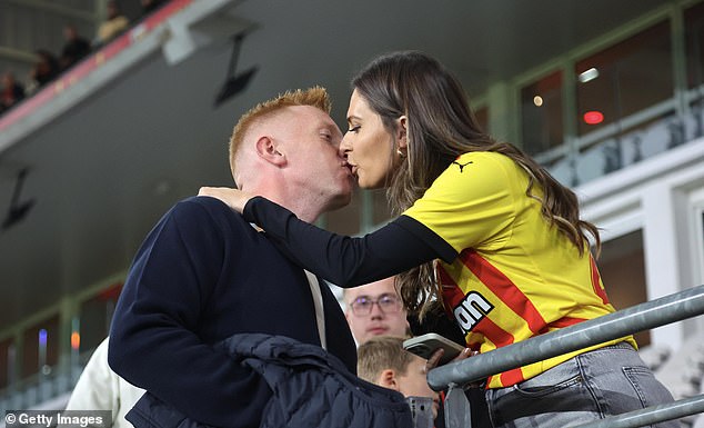 Još uvijek otkrio da će napustiti Francusku da se vrati u Englesku zbog osobnih okolnosti