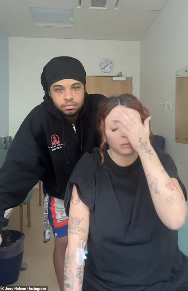 U ožujku se pjevačica raspala u suzama, otkrivši da joj je potrebna operacija jer su se njezini simptomi pogoršali