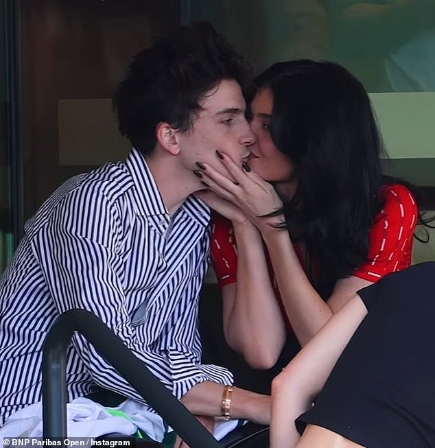 Izvori su nam ranije rekli da bi Chalamet ponekad bio zabrinut za PDA. To je bilo očito kad ga je Jenner zgrabila za poljubac na teniskom turniru BNP Paribas Open u ožujku, ali unatoč tome, nominirani za Oscara je 